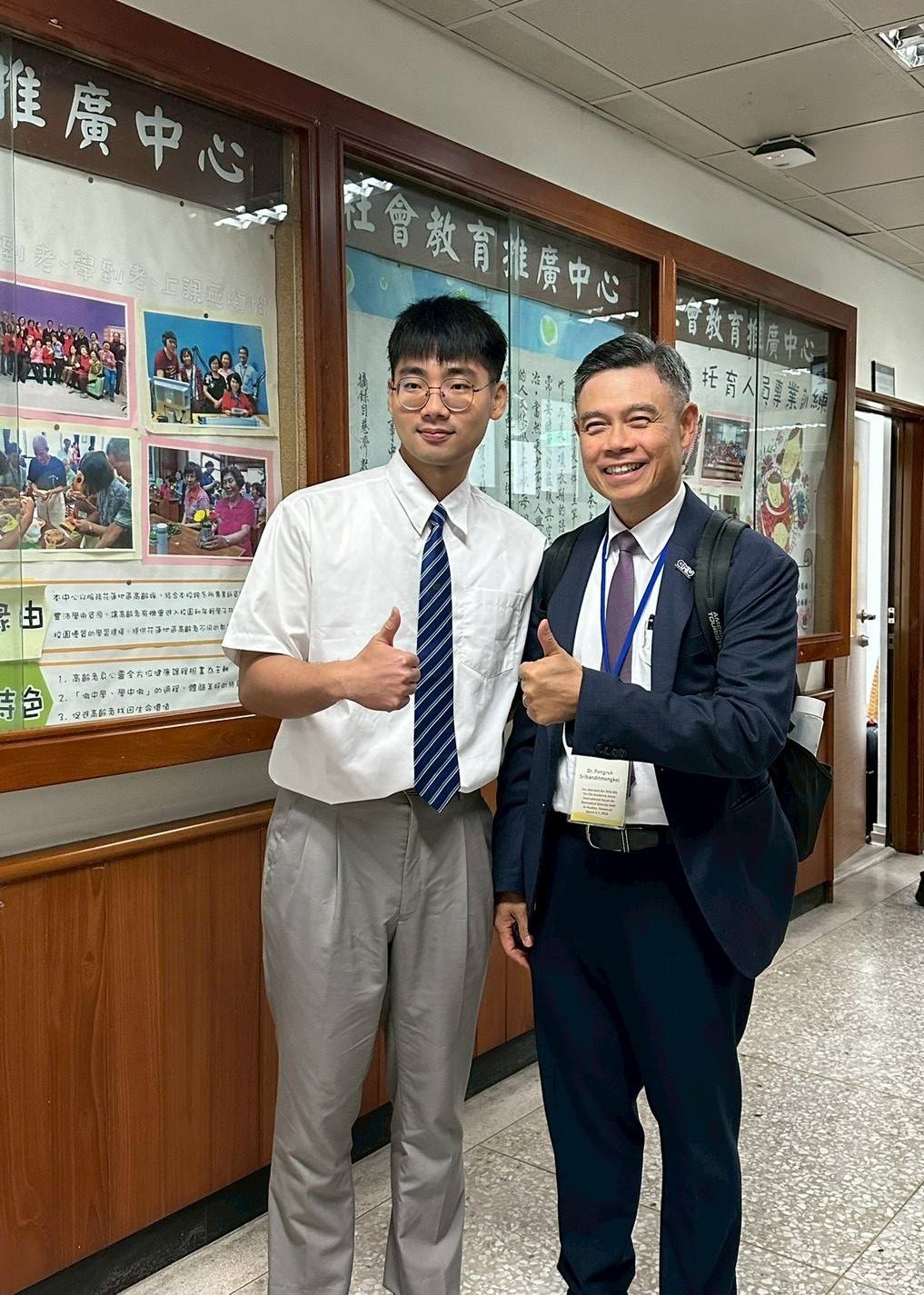 曾至清邁大學當交換生的外語系黃茂霖,和清邁大學校長合影。