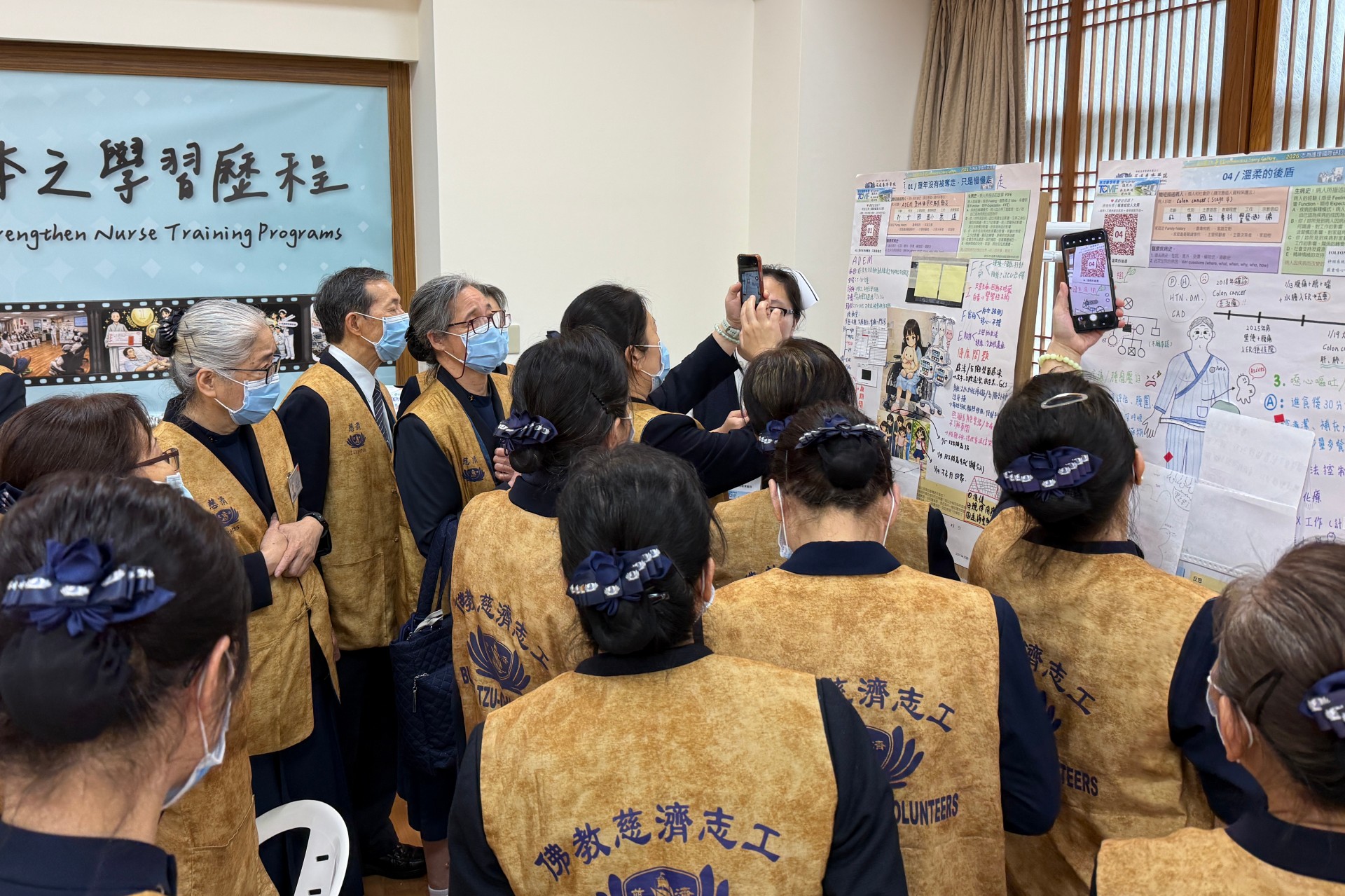 故事館展出期間吸引不少醫療志工前來聆聽並參與人氣獎投票。