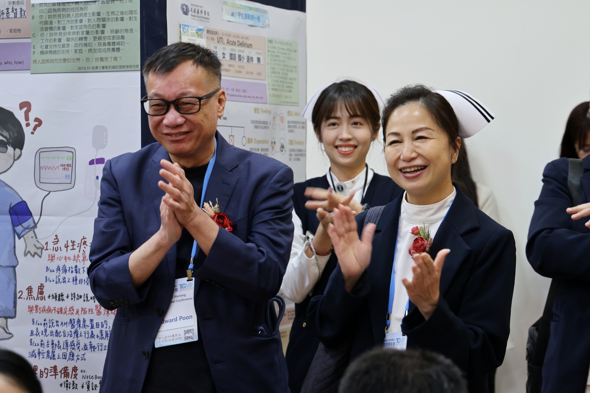 新加坡理工大學副教授潘永雄(左)也特別走訪故事館，與護理同仁交流互動，右為護理部主任鍾惠君。