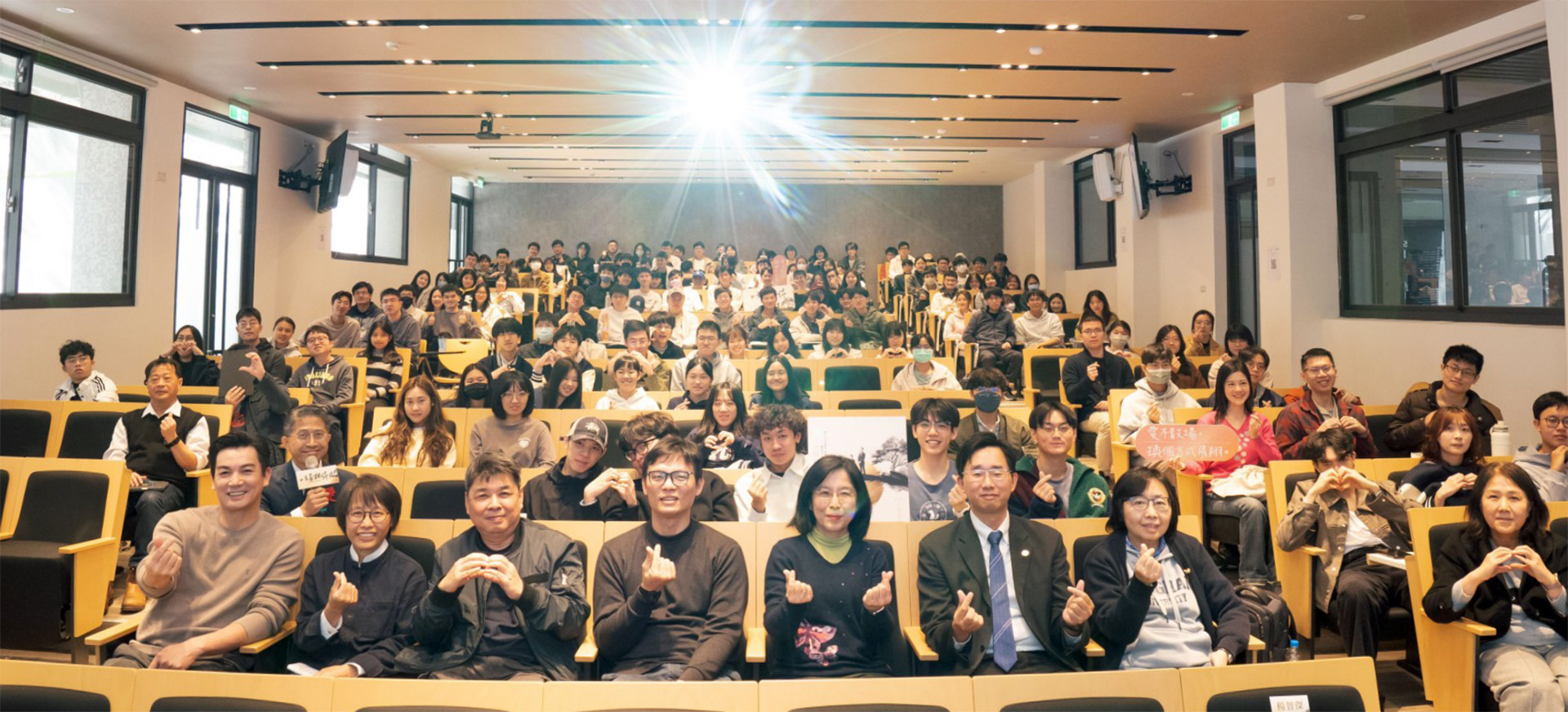 大愛劇《以身相許》國立陽明交通大學醫學系特映會。左起:伊正、大愛電視節目內容創作中心副總監謝欣蓉、導演徐輔軍、製作人徐國倫、公衛所所長、醫學人文暨教育學科主任、