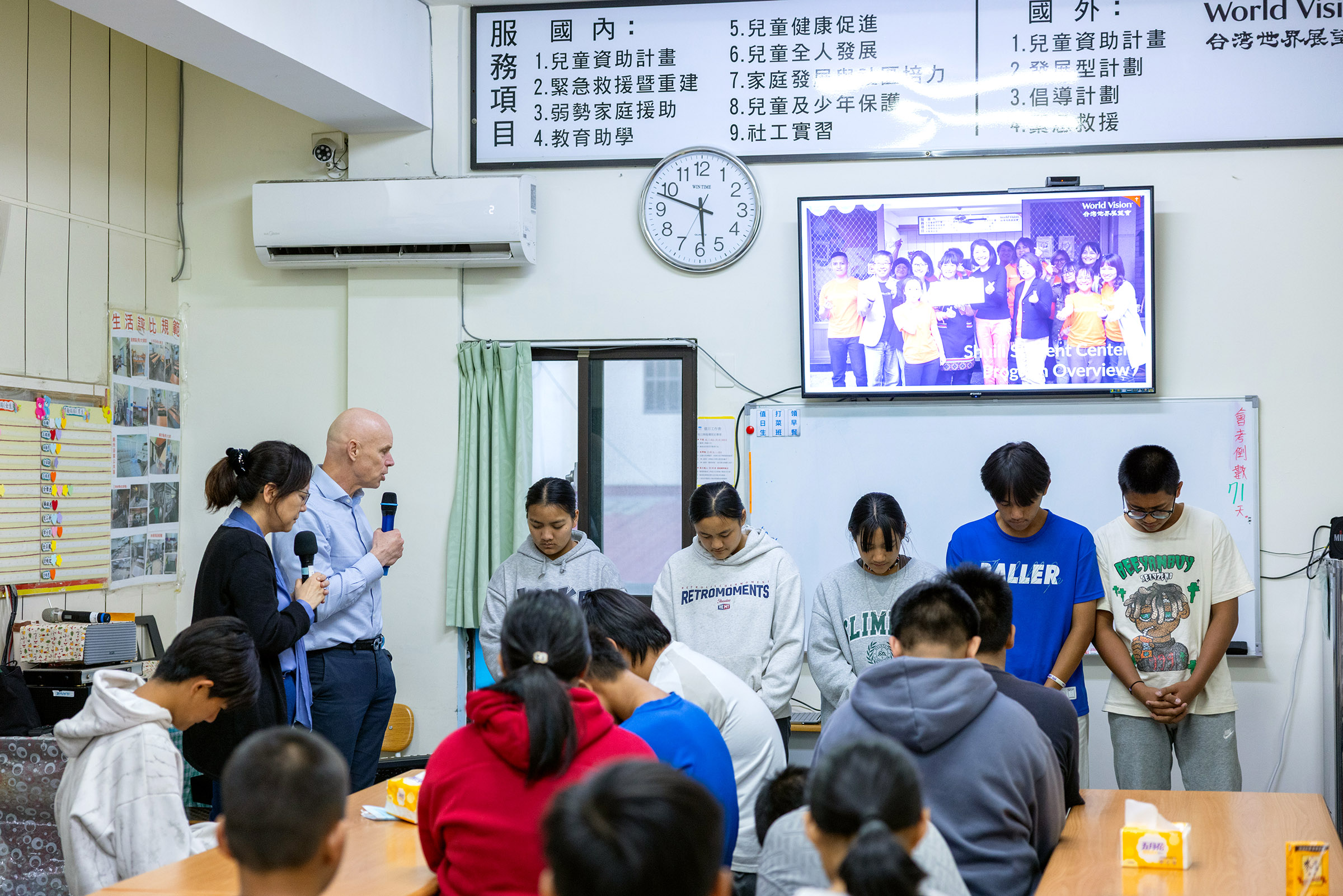 安德魯‧莫利前往水里學生中心關心離家在外住宿求學的學生，並為即將參加會考的國三孩子祝福禱告。(台灣世界展望會提供)