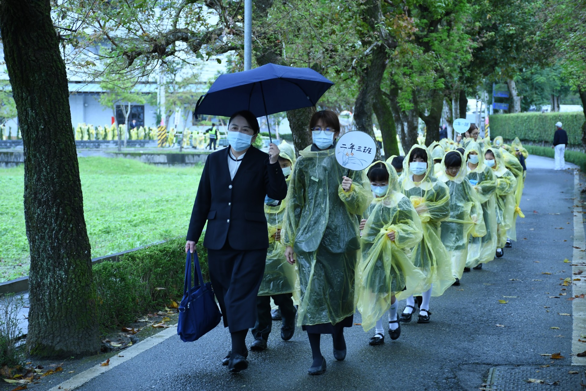 細雨中,慈大附中廖逸貞校長帶領師生走回靜思精舍。孩子們穿著雨衣,帶著存滿善款的竹筒親自送回靜思精舍。