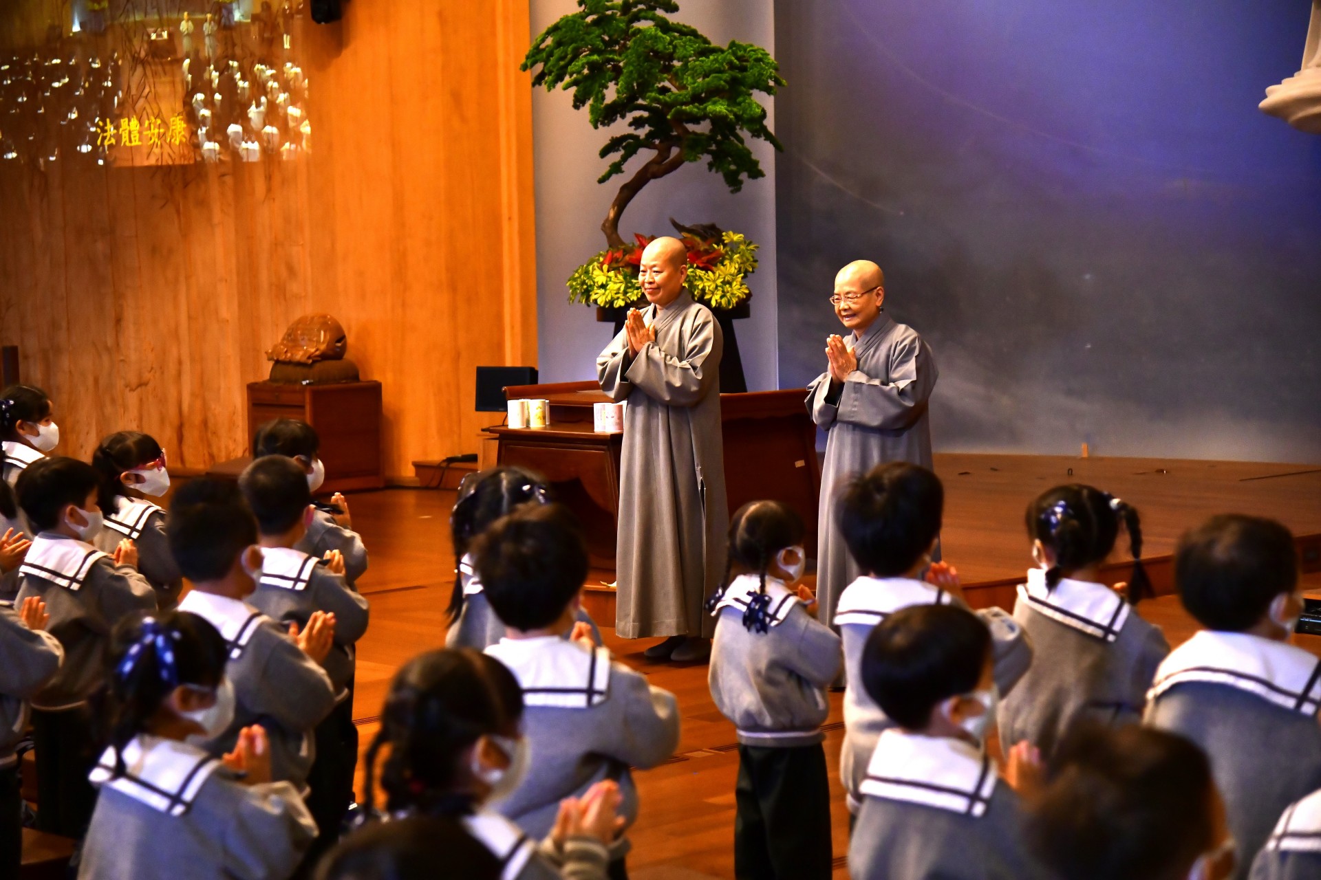 在德耘師父及德霈師父的陪伴下透過分享與演繹活動,讓 上人、精舍師父了解慈小與幼兒園