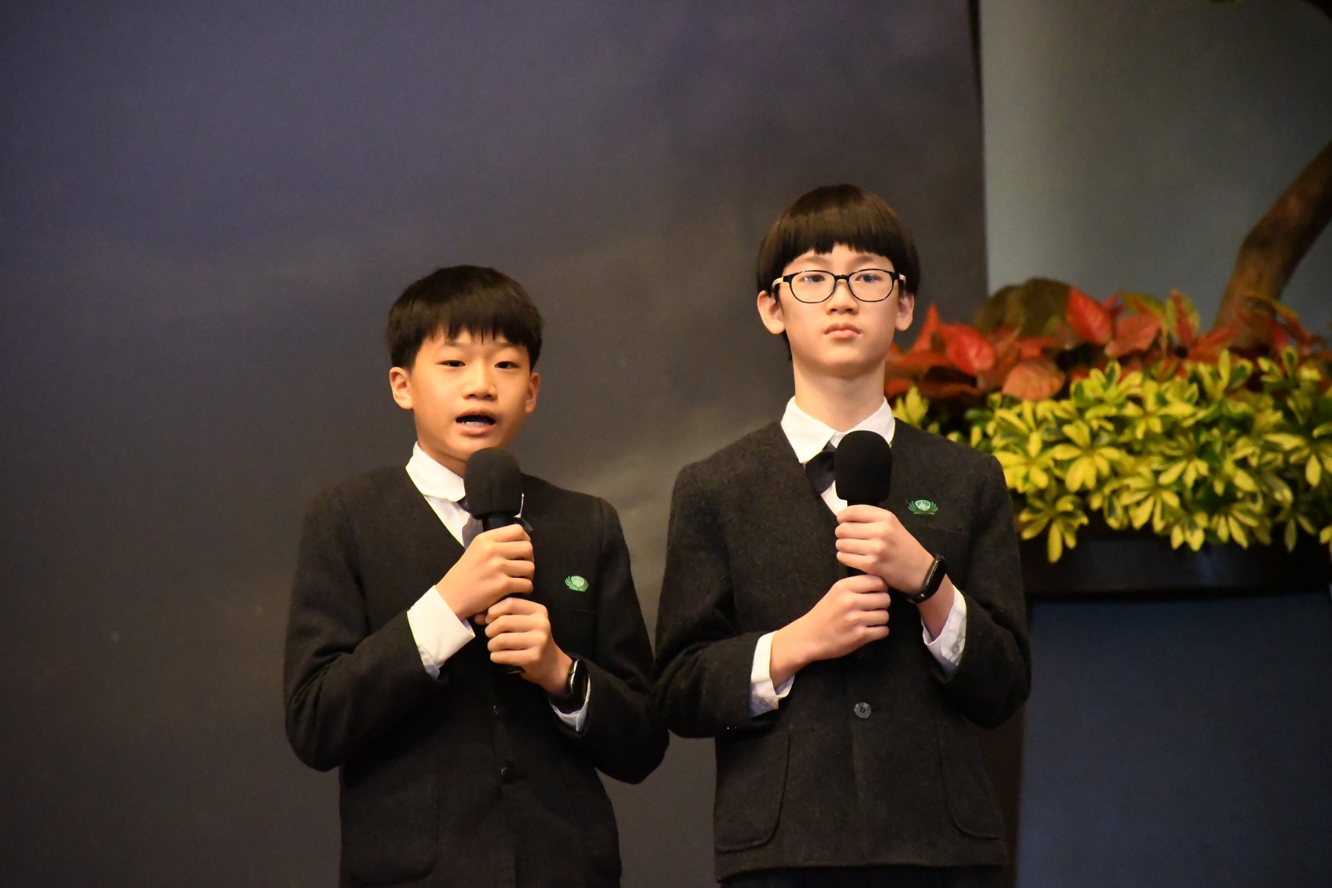 4-倪慕謙、沈子善同學分享英語戲劇《巧克力冒險工廠》演出的學習成果,透過劇情讓大家體會誠實、不貪心與感恩的重要。