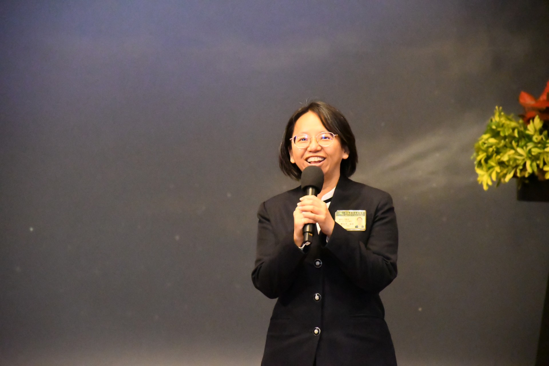 國小謝瑞君老師分享寒假期間陪伴學生前往美國南加州參加「冬令國際探索營」,透過跨文化交流與學習,一起探索世界。