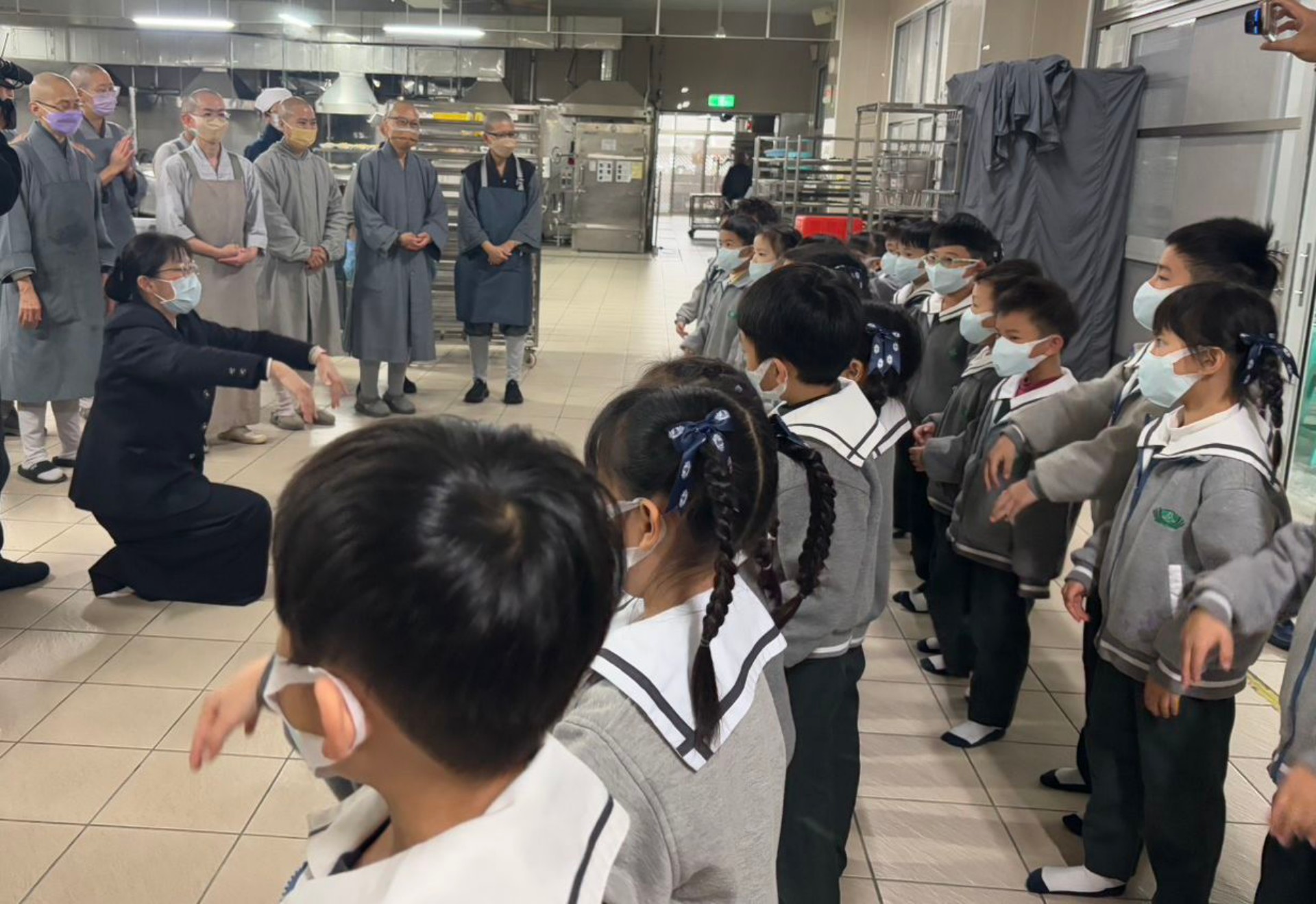 活動中,幼兒園孩子也特別到各單位表達感恩