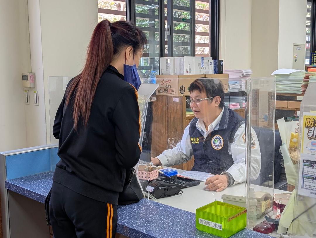 臺中市第一服務站科員莊秋逢以溫暖態度傾聽民眾需求。