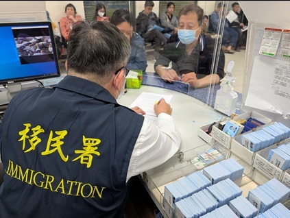 服務站同仁耐心向民眾說明法令相關規定與程序。