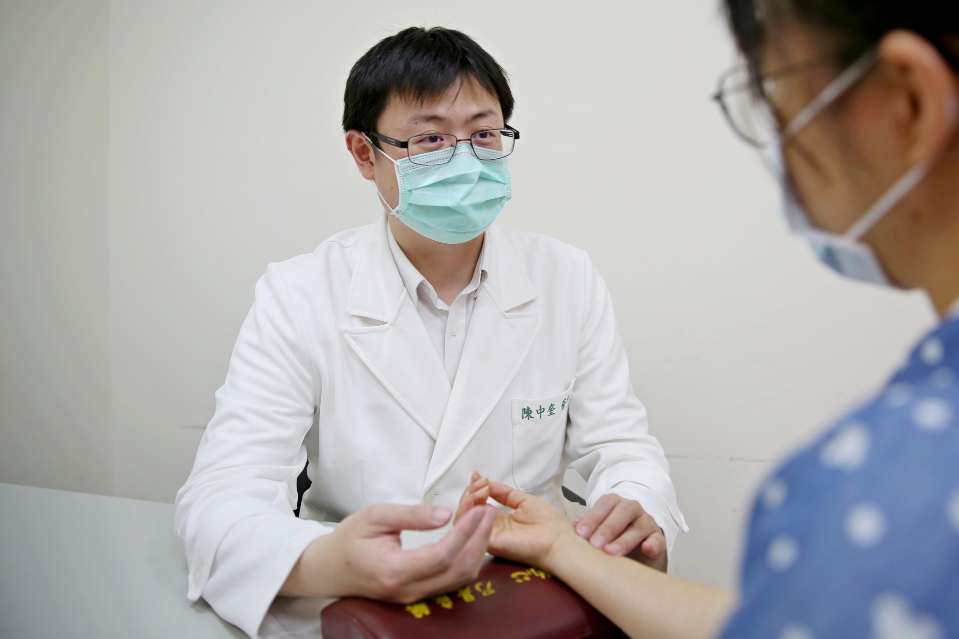 花蓮慈濟醫院中醫預防醫學中心副主任陳中奎表示,春季養生除養肝外,也要兼顧脾胃調理,建議維持早睡早起、規律作息,讓陽氣自然生發而不過亢。