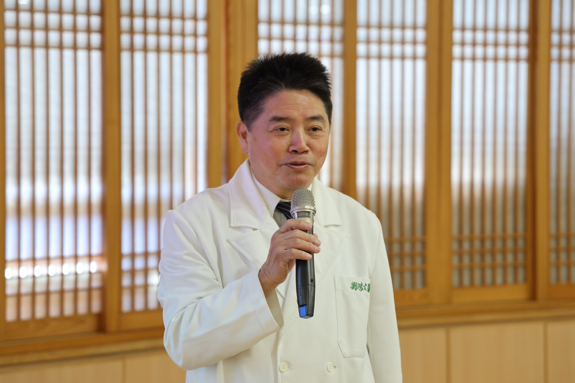 職業醫學科主任劉鴻文醫師以多年的經驗說明,預防勝於事後處理,事業單位應建立零容忍政策,清楚申訴與調查機制,並透過風險評估與教育訓練,才能減少衝突發生。