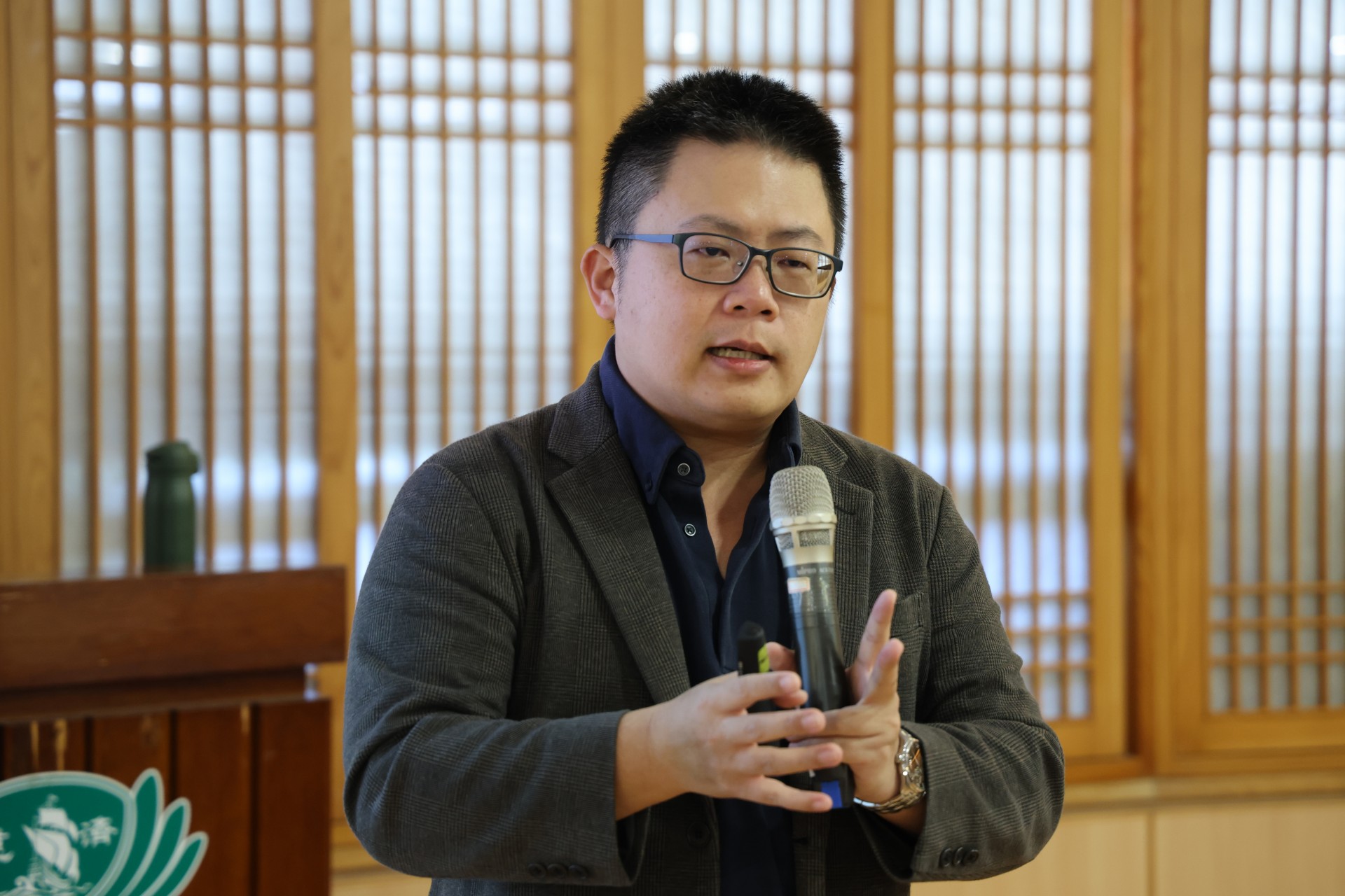 路易法律事務所蔡菘萍律師表示,職場暴力可分為肢體、言語、心理及性騷擾等形式,對象可能是同事、主管、服務對象或外部人士等等。而調查過程中最關鍵的是「證據」,完整紀錄與通報程序是確保公平處理的重要基礎。