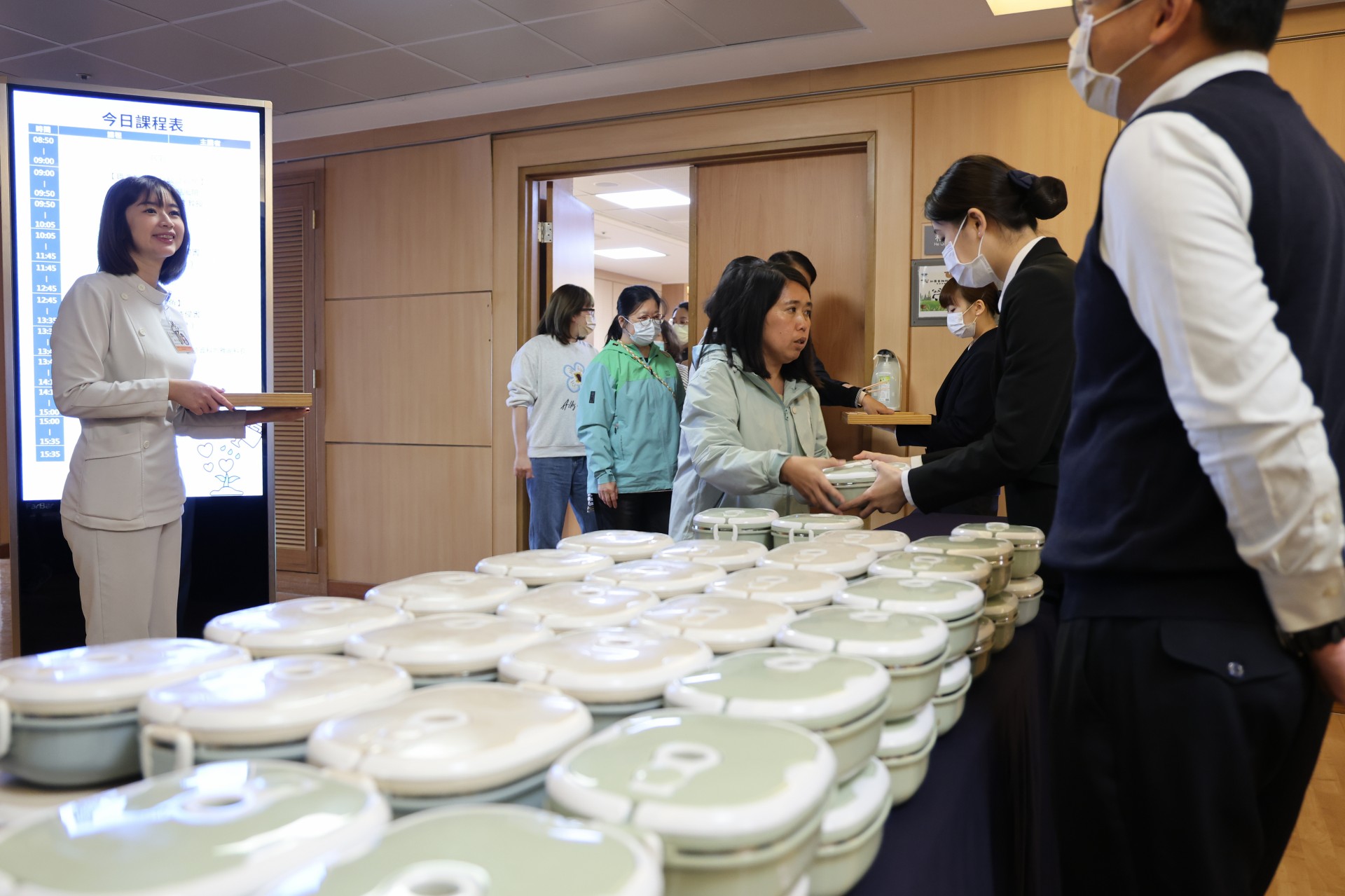 課程的午餐和點心由花蓮慈院委託蔬食外送平台VO2蔬氧提供,全面使用非一次性環保餐具。估算共減少約457.5公斤碳排放,相當於保護了五分之一棵已生存二十年的樹。花蓮慈院更邀請與會者將環保理念帶回各自職場,從日常生活做起,共同實踐永續發展。
