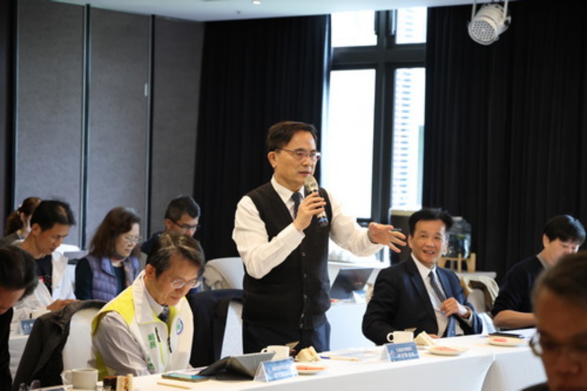 東區全人推動委員會主任委員林欣榮院長鼓勵所有與會者,大家正在做的是不簡單的事,結合花東17家醫療院所和基層中、西醫和牙醫精準保健康,只要同舟共濟,就能朝向健康台灣邁進。