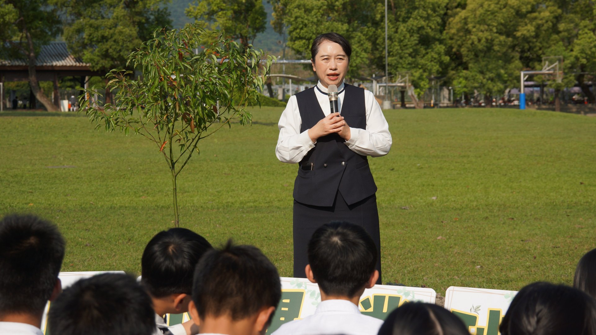 廖逸貞校長以「眼光要放遠,腳步要踩在當下」勉勵所有畢業生。