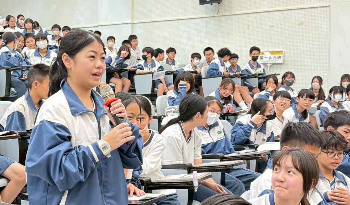 學生主動提問、關心方芳老師與彭彭媽媽所照顧的孩子,流露出對弱勢生命的真摯關懷