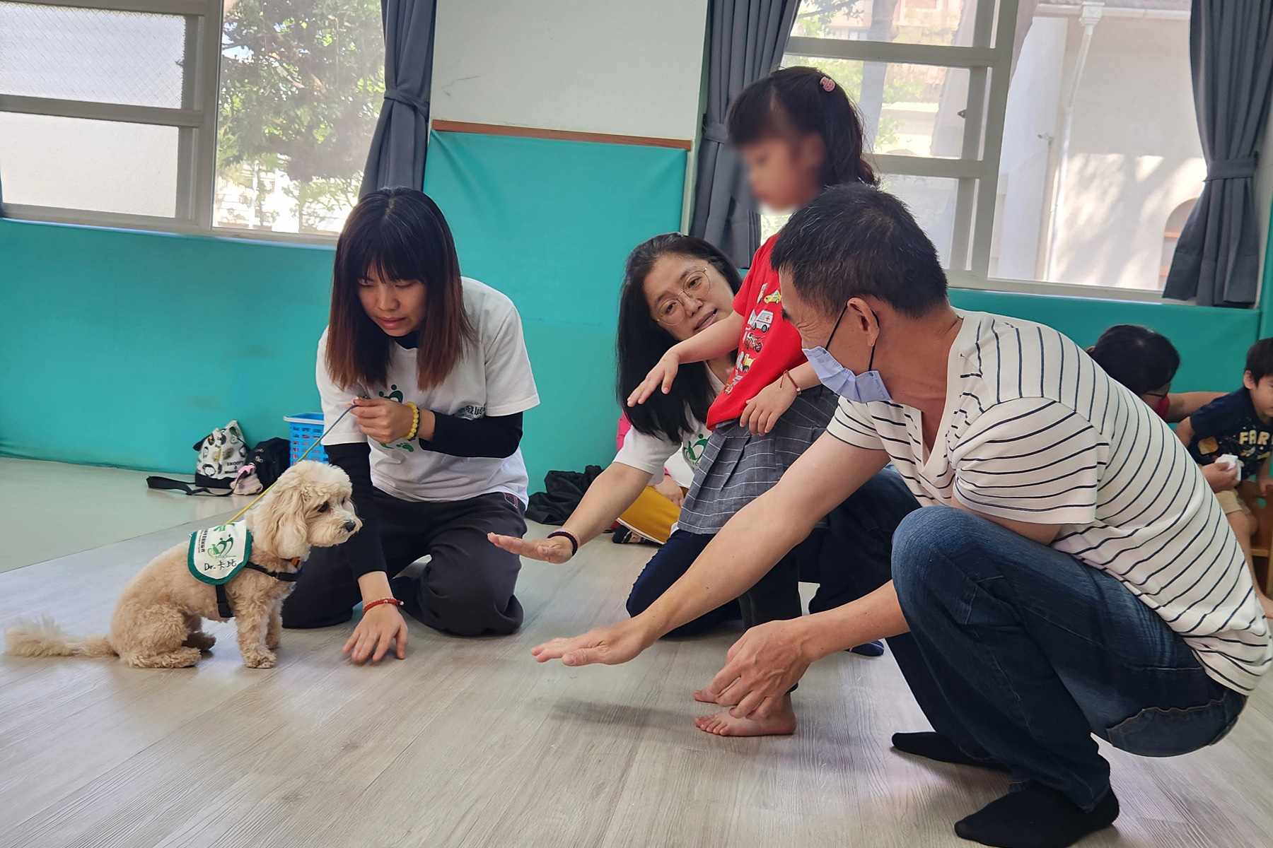 動輔師教親子練習下達指令給治療犬
