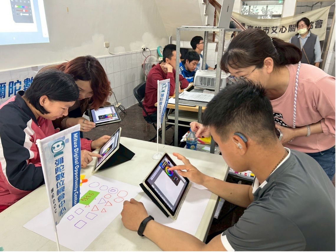 跨越數位門檻！學員專注聆聽平板功能解說，親身感受數位工具帶來的便利與創作成就感。