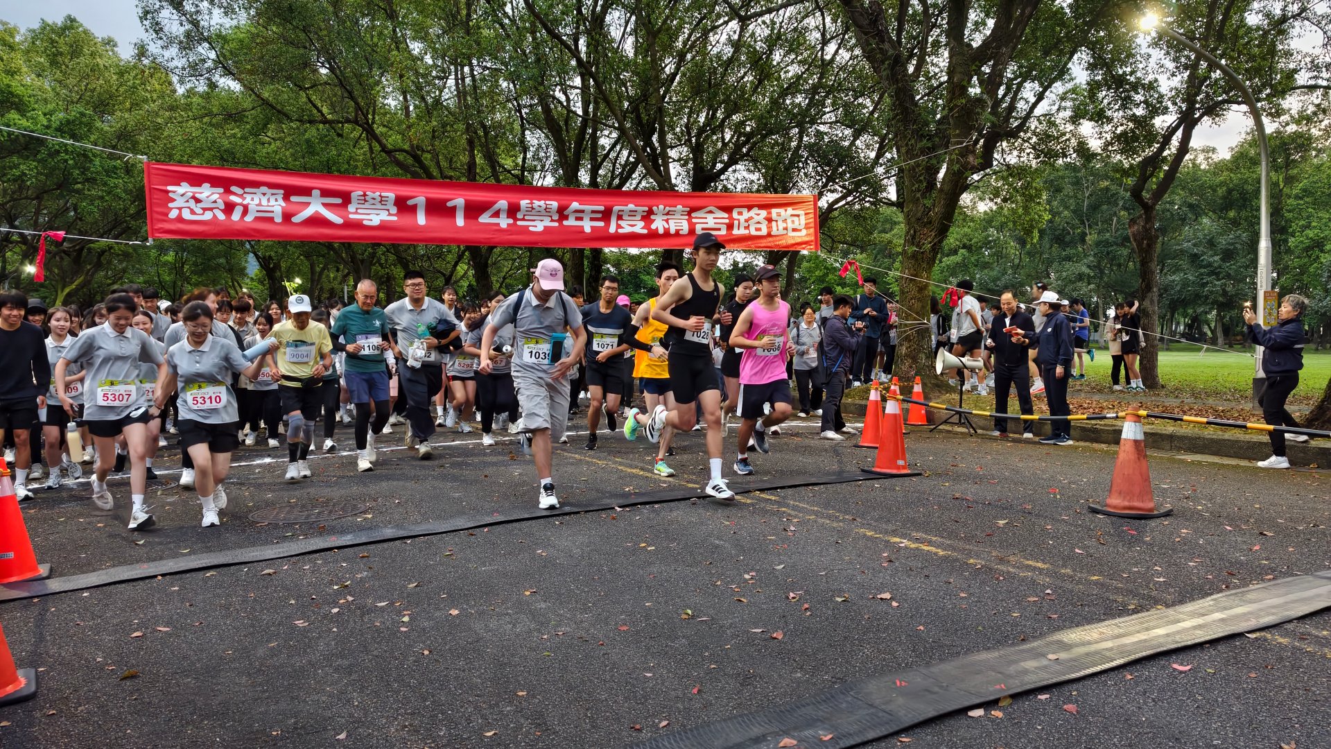 慈大114學年精舍路跑,697名師生參與