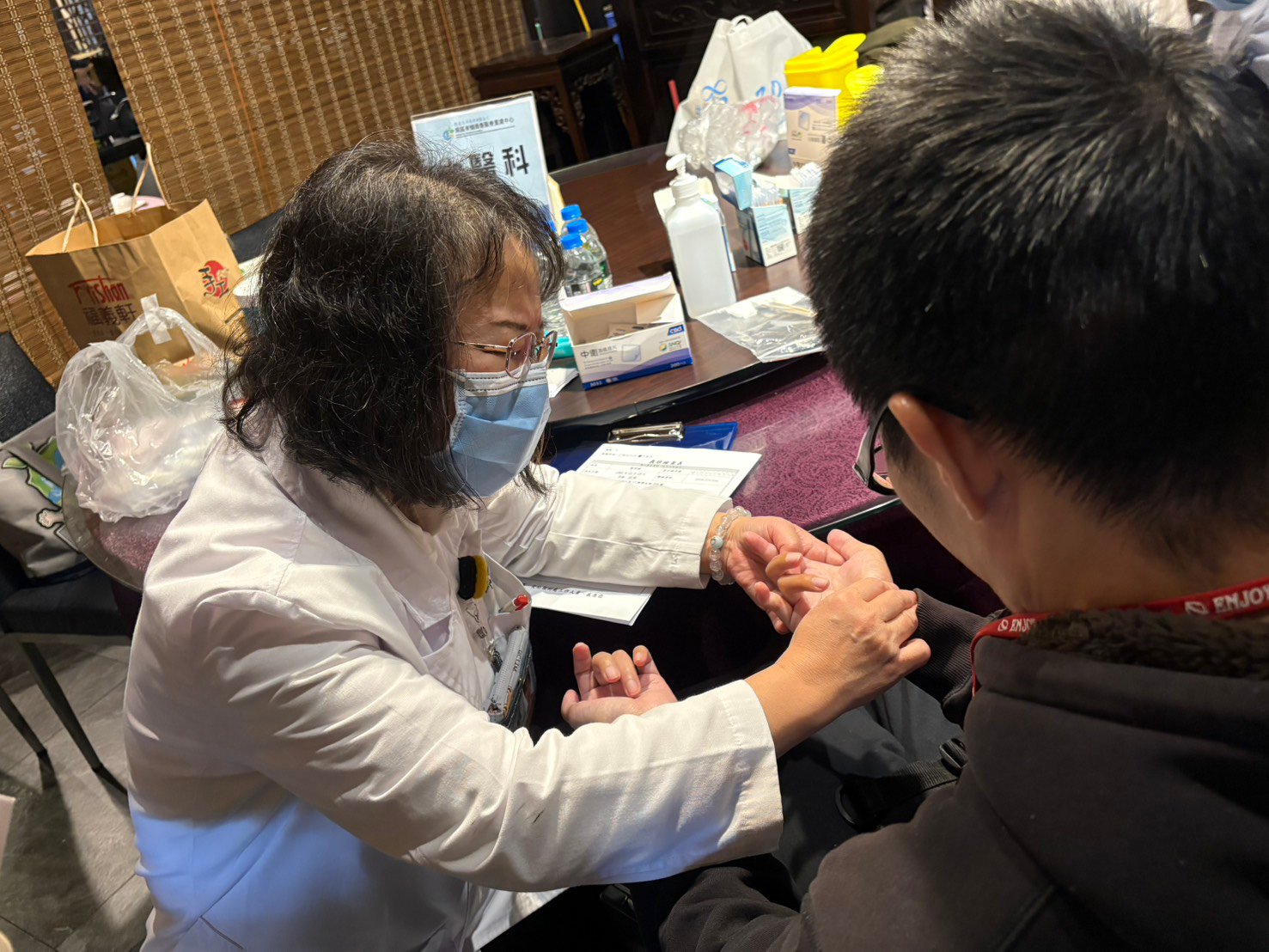 中醫部黃雅慧醫師表示,春季屬於「肝氣升發」時節,但氣候忽冷忽熱,容易造成氣血運行不暢,進而影響傷友的體溫調節與代謝功能。