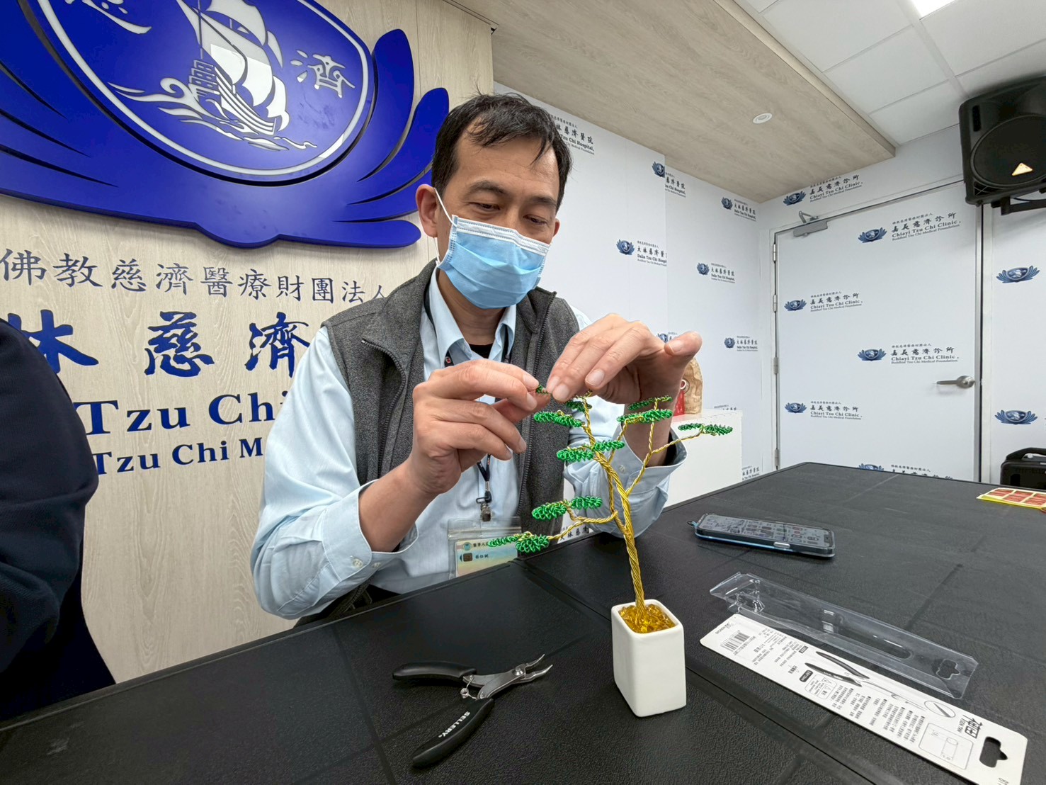 蔡任弼主任也在百忙之中一起投入,用他平時在診間細心為病人診治的雙手,細細纏繞出一條條象徵生命韌性的銅線。