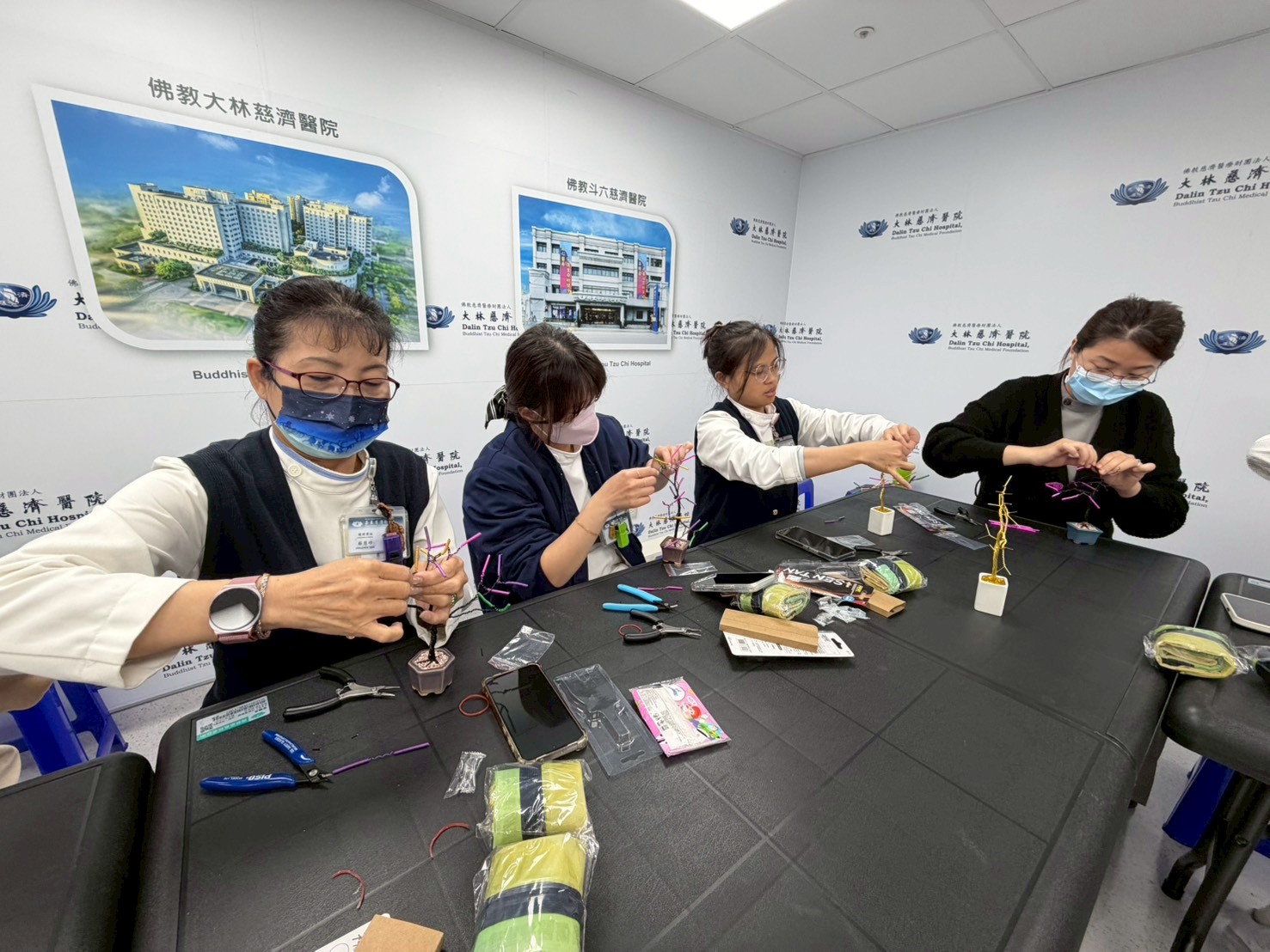 活動現場氣氛溫馨,學員們在陳裕盛講師的帶領下,細心將金屬線纏繞成樹。