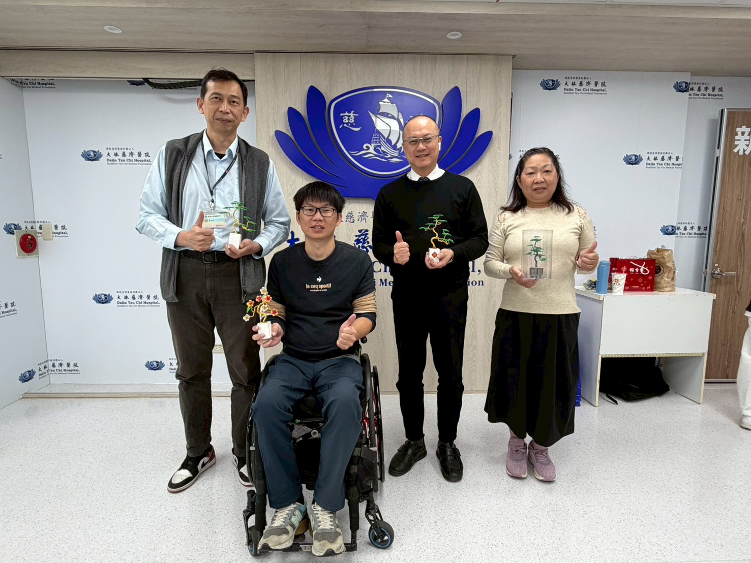 嘉義慈濟診所特別利用同仁午休時間,與南區慈濟脊髓損傷醫療重建中心共同舉辦一場「手作金縷樹」健康促進活動。