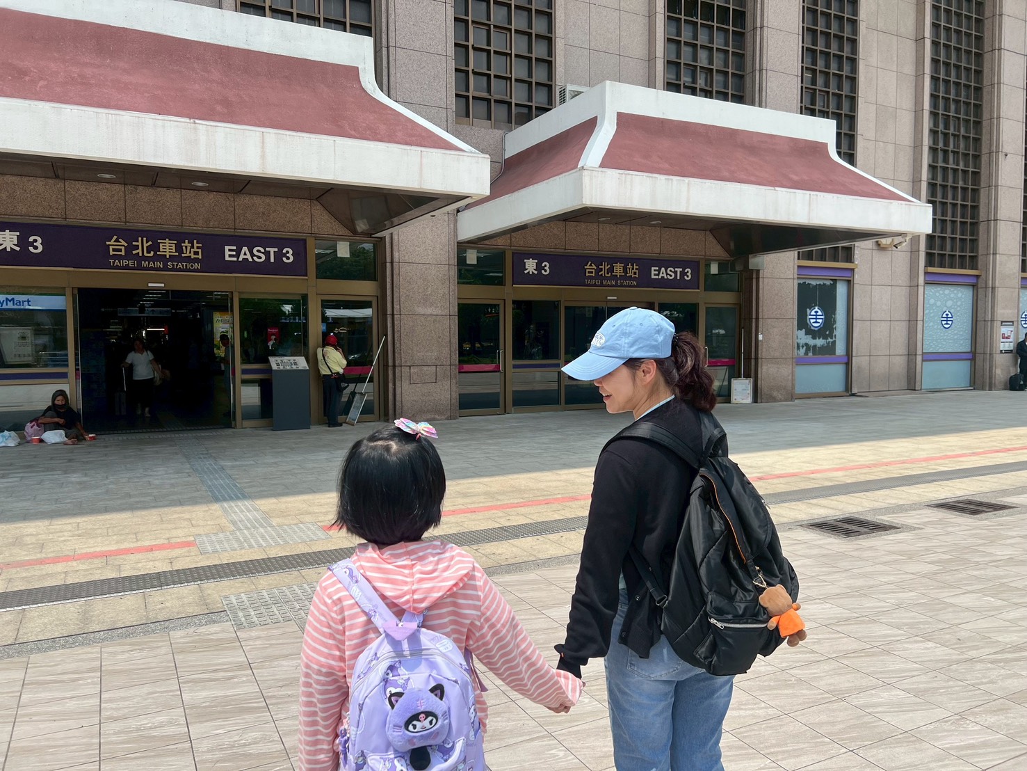 宥榛帶著即將出養的孩子前往台北進行健康檢查，在台北車站前牽著孩子小手的背影，記錄下陪伴孩子走向人生新階段的重要時刻。(台灣世界展望會提供）