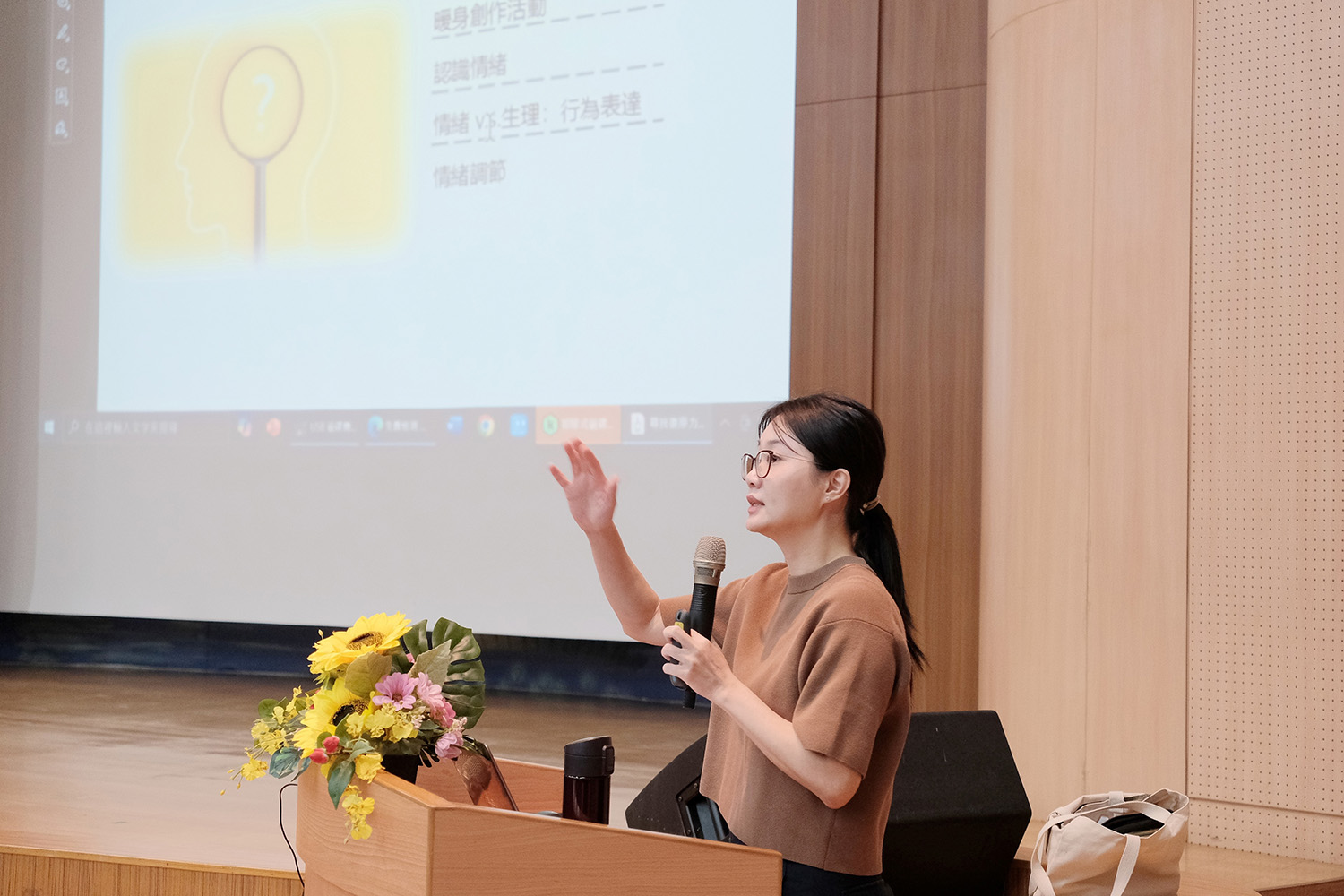 王莉鈞心理師專題講座「當孩子情緒亂流的領航員」。