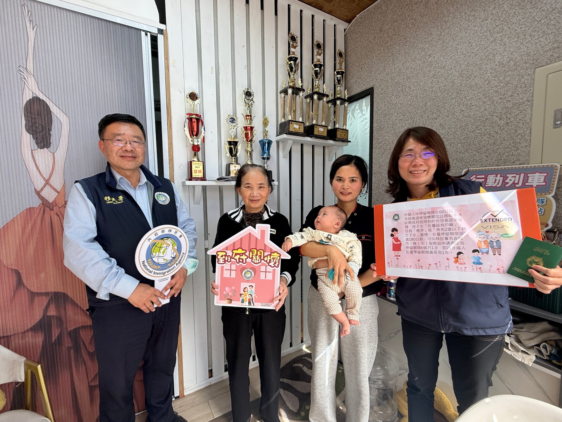 移民署花蓮縣服務站人員與新住民阮于庭家庭合影(右二為新住民阮于庭與其子,左二為新住民阮于庭之母)。