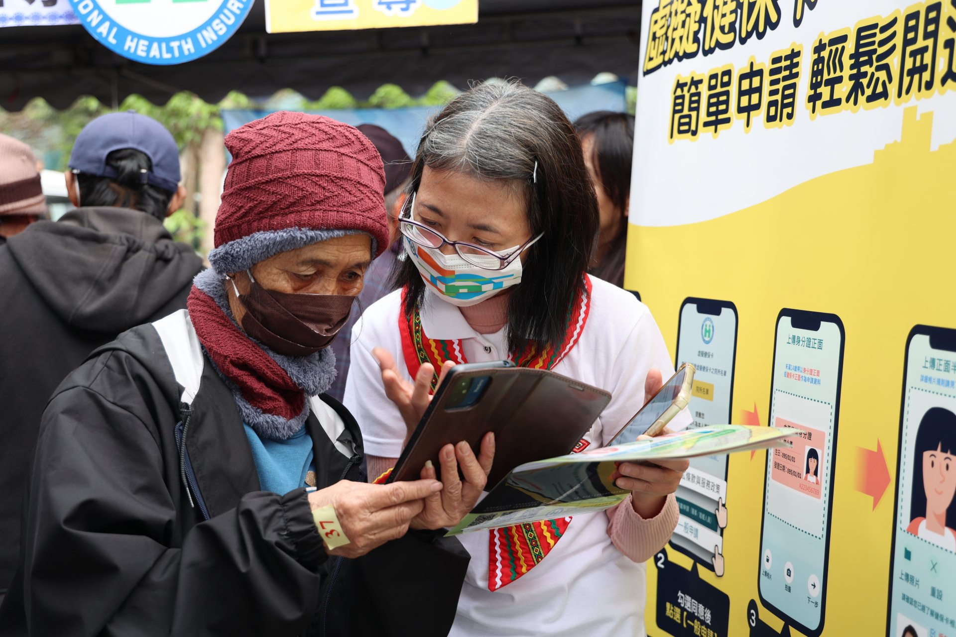 東區全人照護的創新模式之一是將醫療場域延伸至生活場域,以數位花東為全人照護創造幸福,呼應過去「全村一起照顧老人和小孩」的鄰里互助概念。圖為花蓮慈院於秀林鄉啟動第二期的全人計畫,健保署人員在地方長者使用資訊管理健康上提供協助。