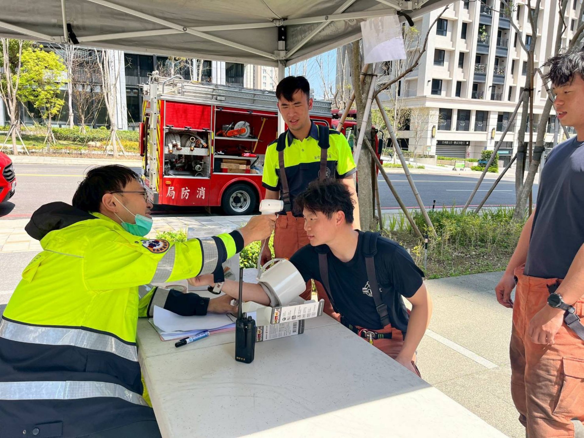 大樓外部設立REHAB(後勤照護)專區,建立長時間救災人員輪替機制。