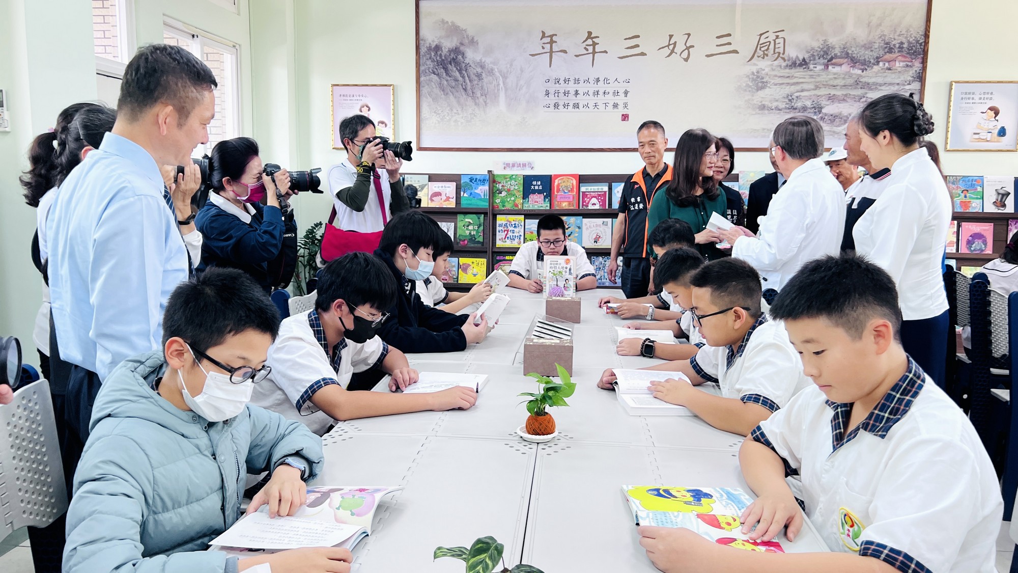 平林國小學童浸潤在靜思閱讀書軒的書本中
