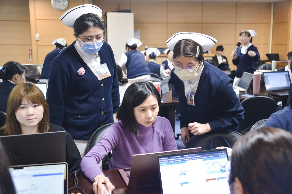 學員們於課程中踴躍交流設計想法，現場互動熱絡。