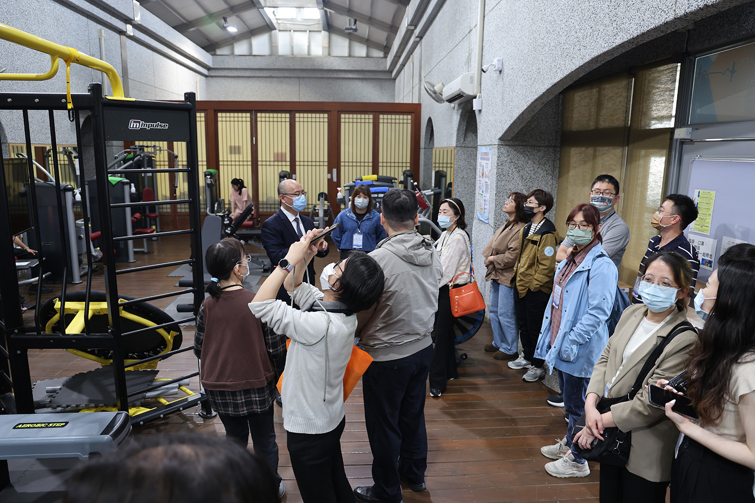永續辦公室高專藍陳淯分享ESG實踐場域,同仁的健康場域「壽喜燒」。