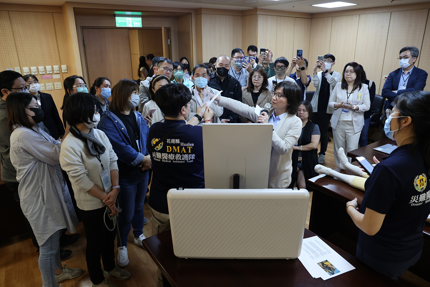 賴佩芳醫師與團隊介紹「iDMAT資訊系統」,不少學員紛紛拿起手機紀錄。