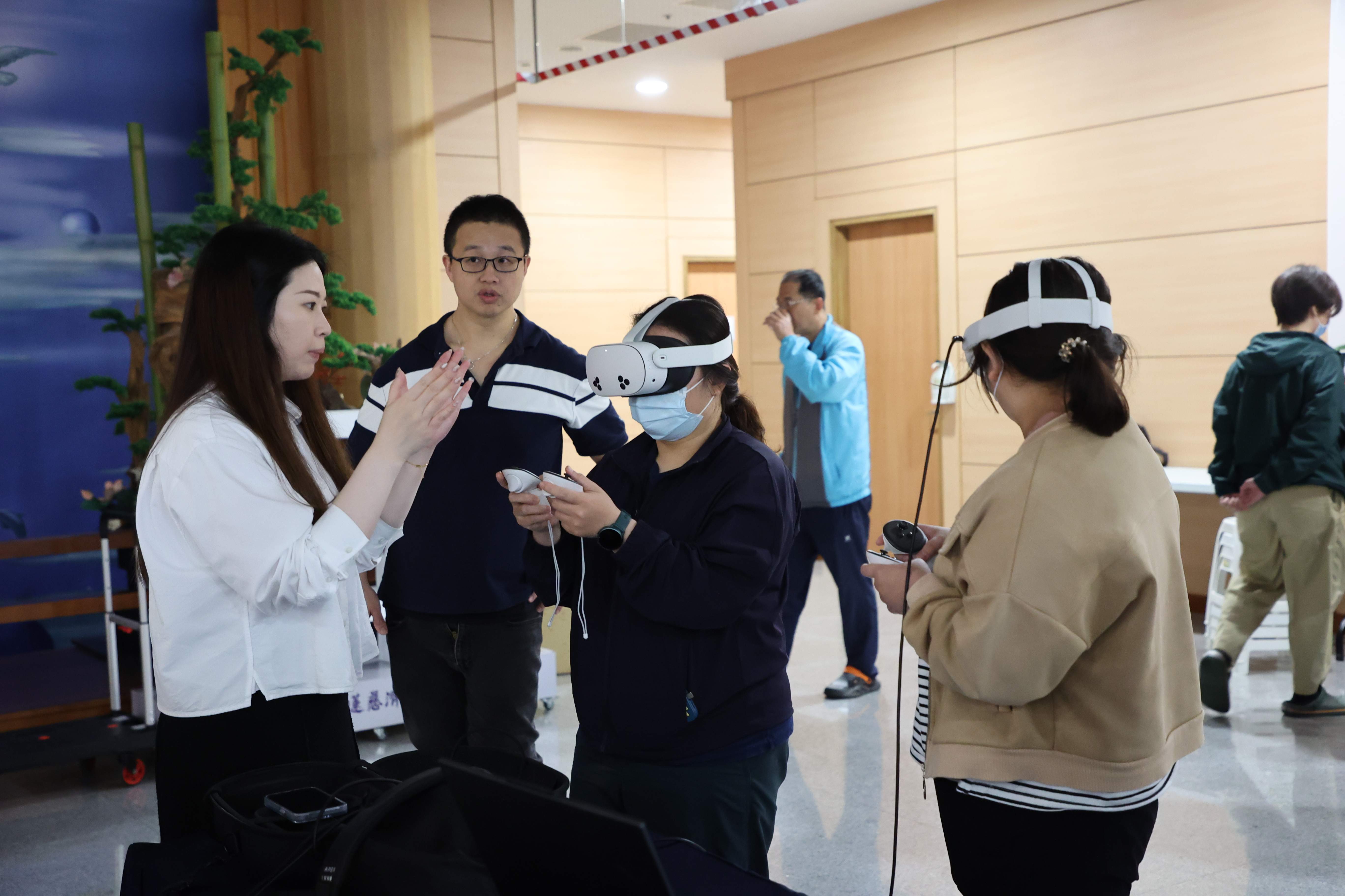 葉克膜虛擬實境(VR)訓練系統吸引學員體驗。左二為心臟血管外科主任詹津祐醫師。