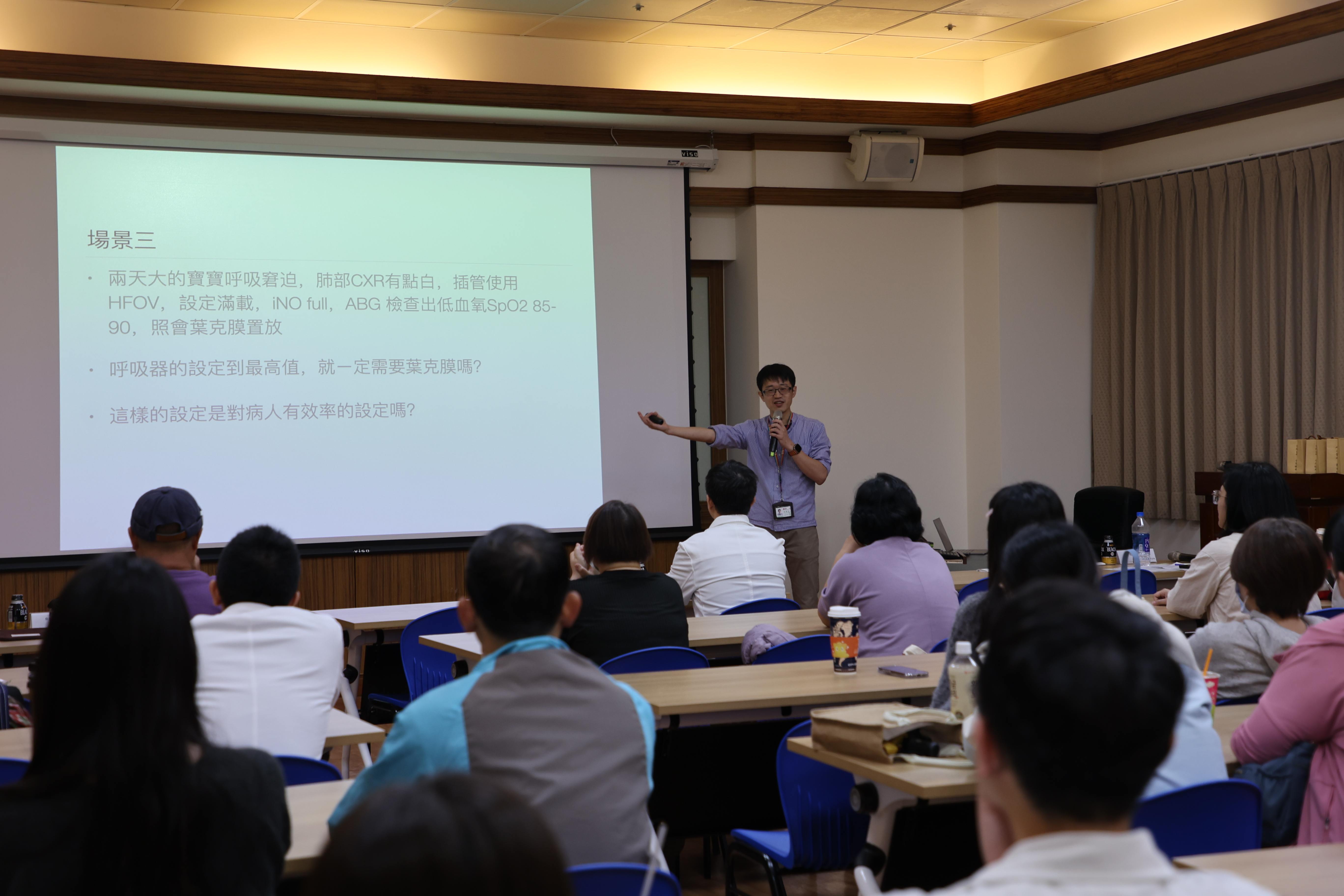 徐綱宏醫師在嬰幼兒葉克膜體外循環醫療的臨床經驗非常豐富,除了說明體外維生系統應用於兒童急重症的適應症、併發症之外,也以多個臨床病例分享臨床實務及決策過程。