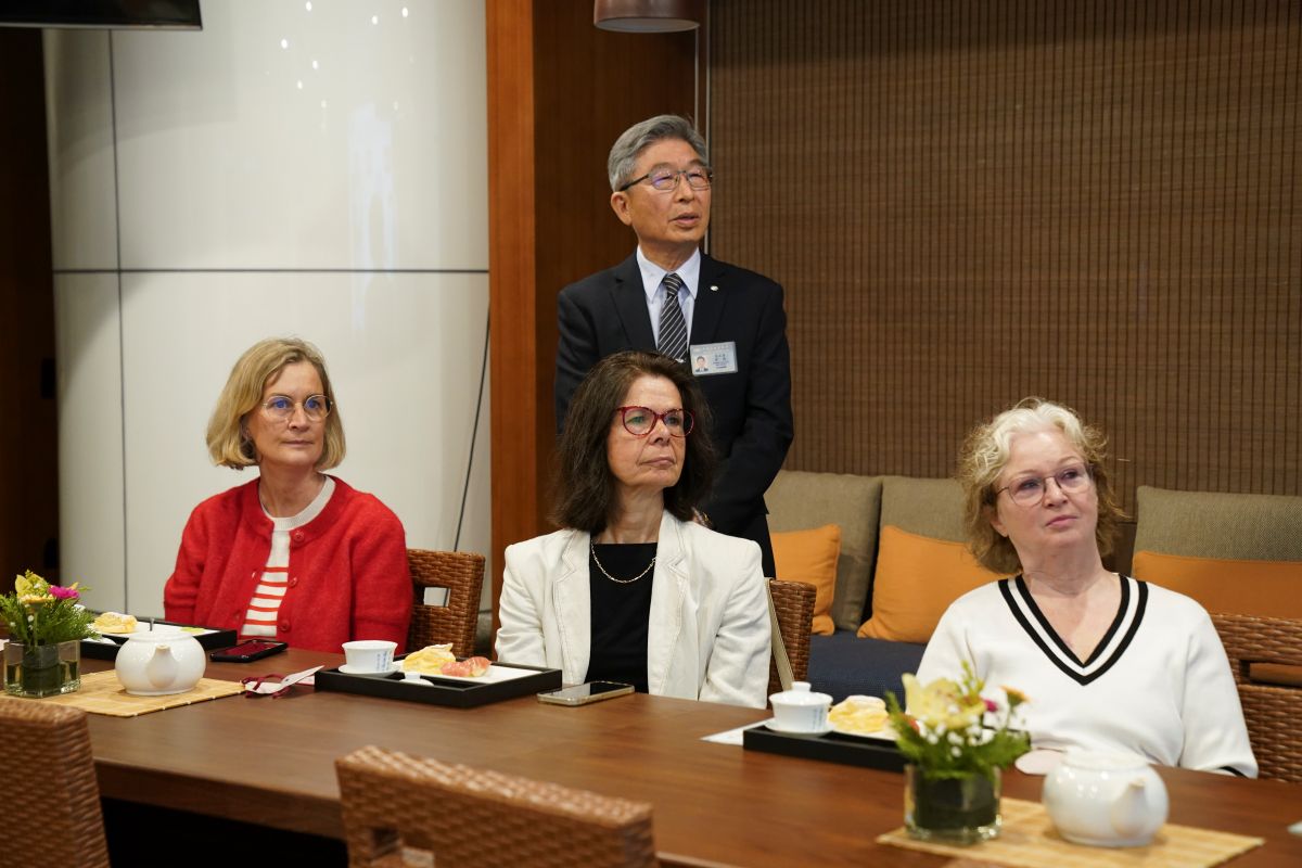 Anita Lunde(左一)回饋,醫院共同的價值與願景,讓不同專業的人員能在彼此尊重下協同合作,這點對歐洲護理教育具有重要借鏡意義。