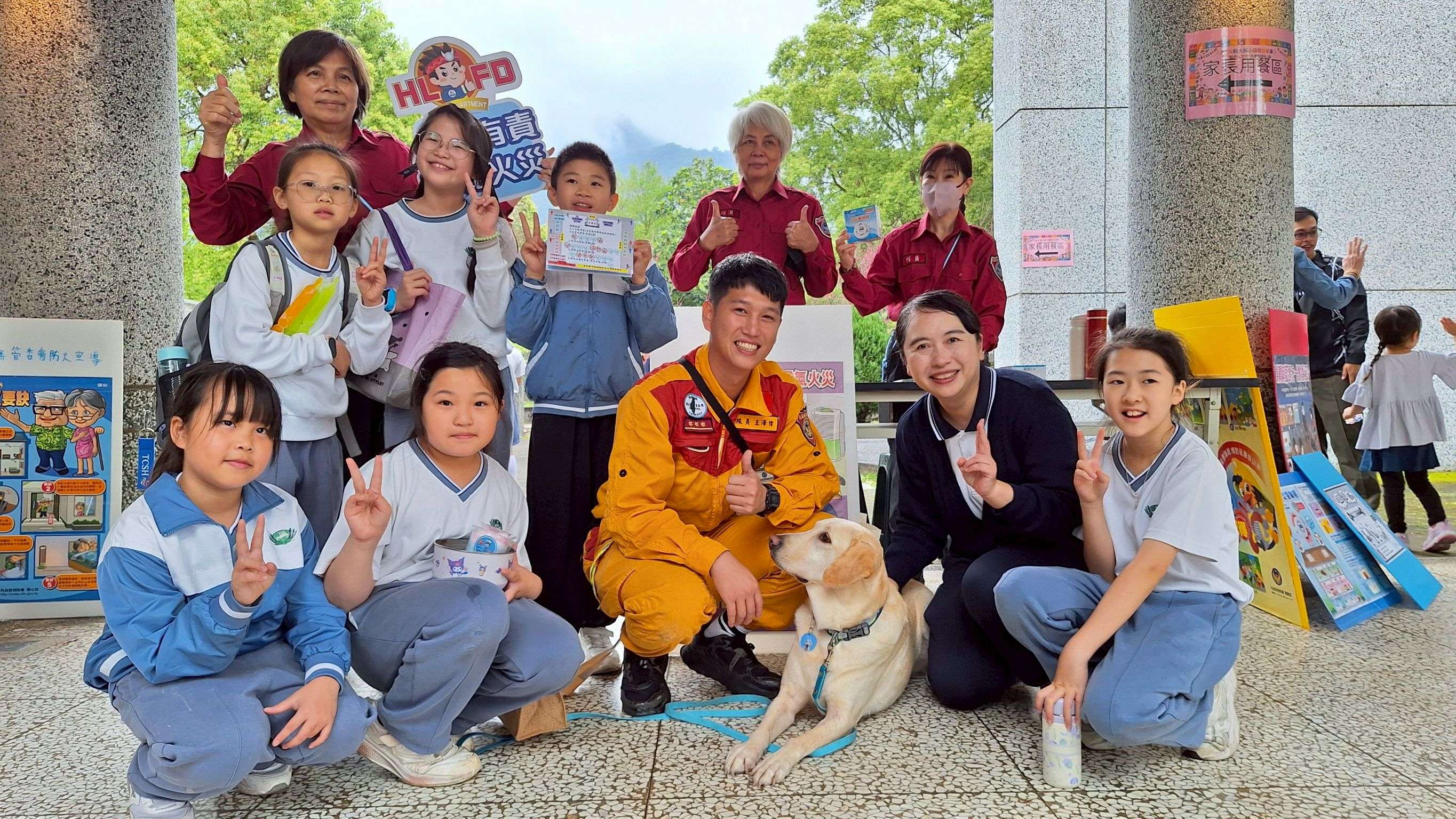特搜隊也帶來搜救犬。