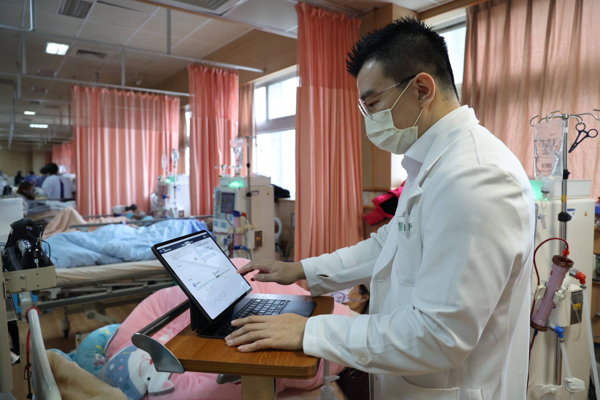 東區全人轉型目標為建立標準化、具備韌性的交換核心全國健康數據平台,將能大幅減輕醫護負擔,讓醫療機構、民眾和政府都能善加運用以提升全民健康。示意圖為花蓮慈院AI中心工程師維護「血液透析平台」,平台可標準化,並整合花蓮、玉里、關山等偏鄉病人資料、用藥、醫囑及檢驗結果,讓醫師可以於臨床直接了解並預知病人狀況,不受交通中斷影響。