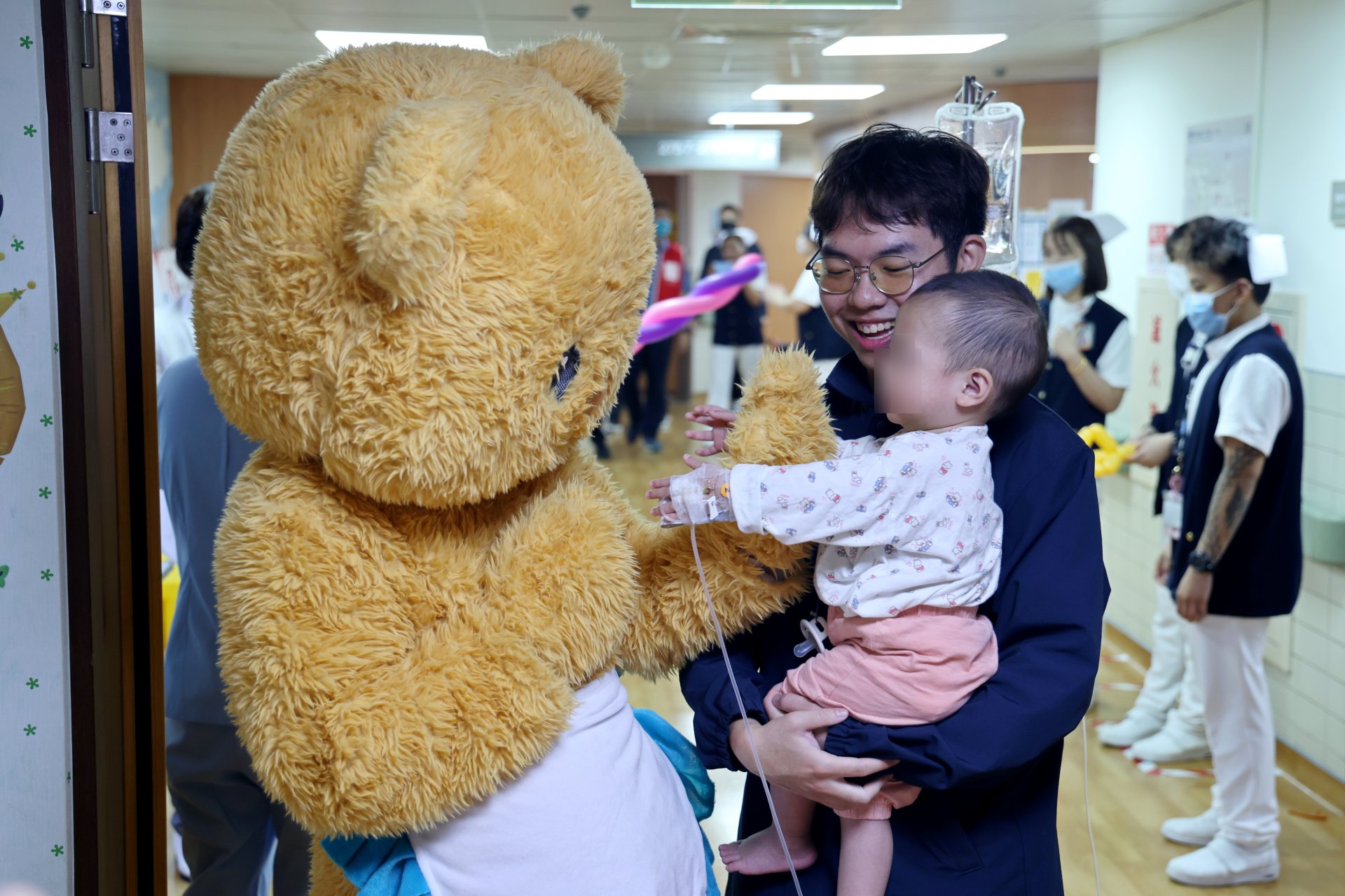 陪同孩子就醫住院的董先生感動地表示:「病房的生活其實蠻悶的,沒想到有這樣的活動讓這裡熱鬧起來,看到孩子笑得這麼開心,真的很感謝。」