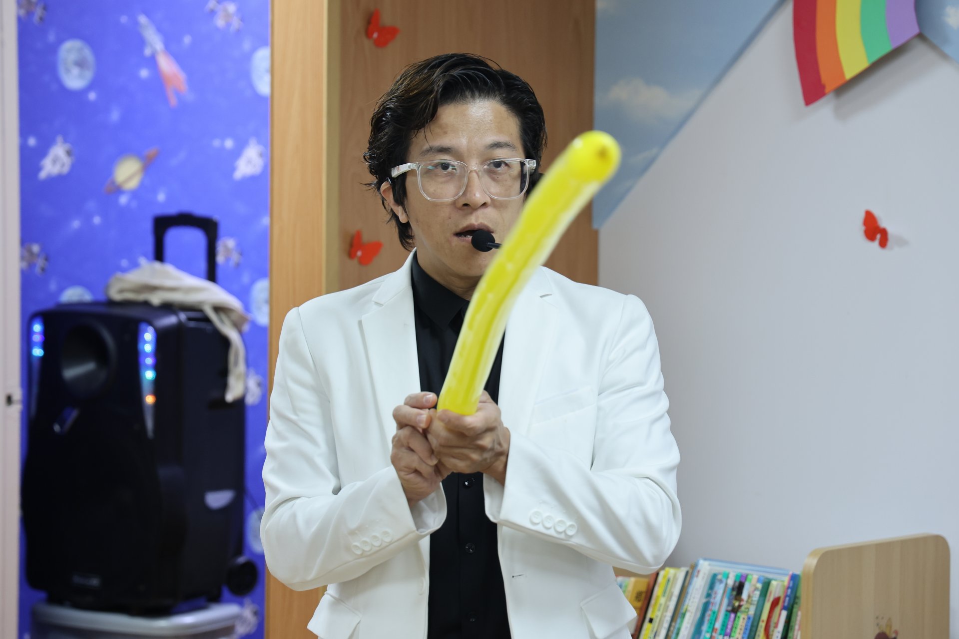 雷恩叔叔魔術秀笑聲不斷,他邀請小病友上台擔任小小魔法師,讓在場的大小朋友與醫護人員哄堂大笑。雷恩叔叔最後也以他純熟的技巧折出小白兔和機關槍等造型氣球,送給每個勇敢的小勇士們。