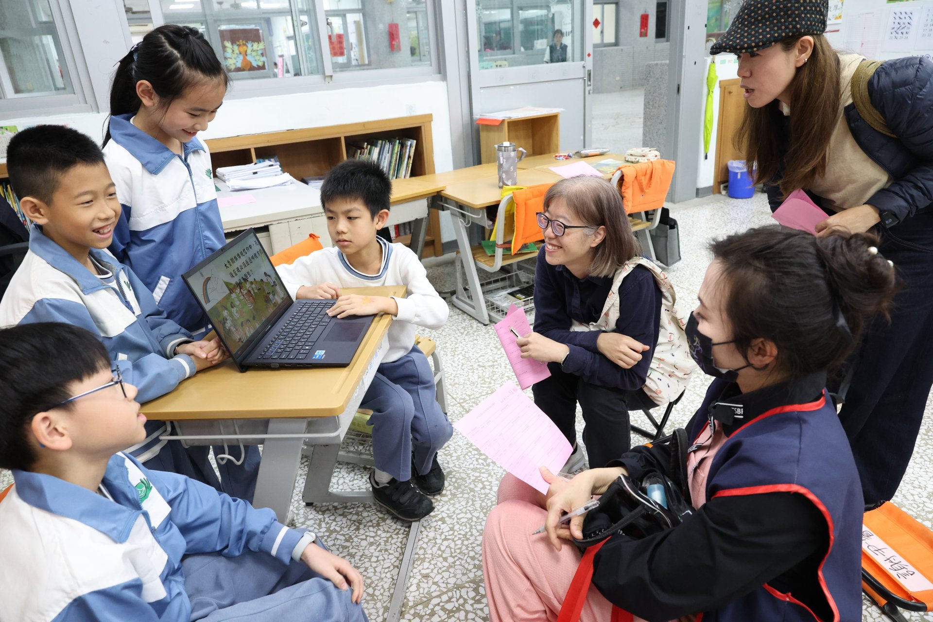 角色翻轉,小老師、大學生創意共學