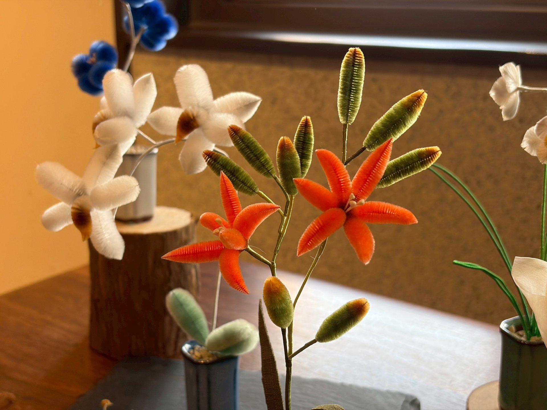 吟遊文創作品_月時藝景_向母親致敬,以節氣花卉進行創作,特別為本展以絨花創作_寸草春暉_ 。