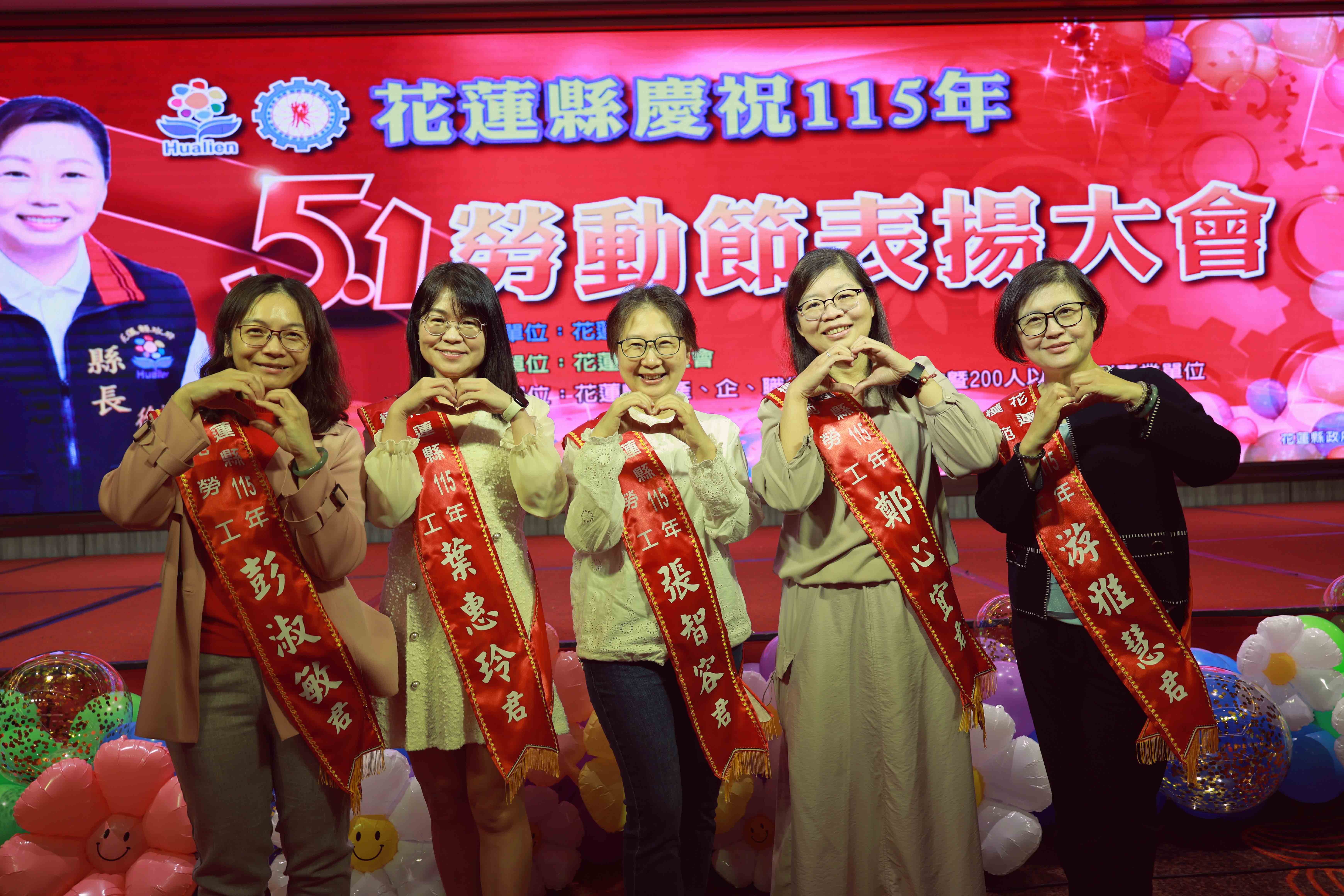 五位年資超過25年的資深護理師,用溫柔堅韌的女力堅守崗位守護東部民眾健康,獲得花蓮縣模範勞工表揚。左起彭淑敏督導、葉惠玲專師護理長、張智容督導、鄭心宜個案管理師、游雅慧護理長。