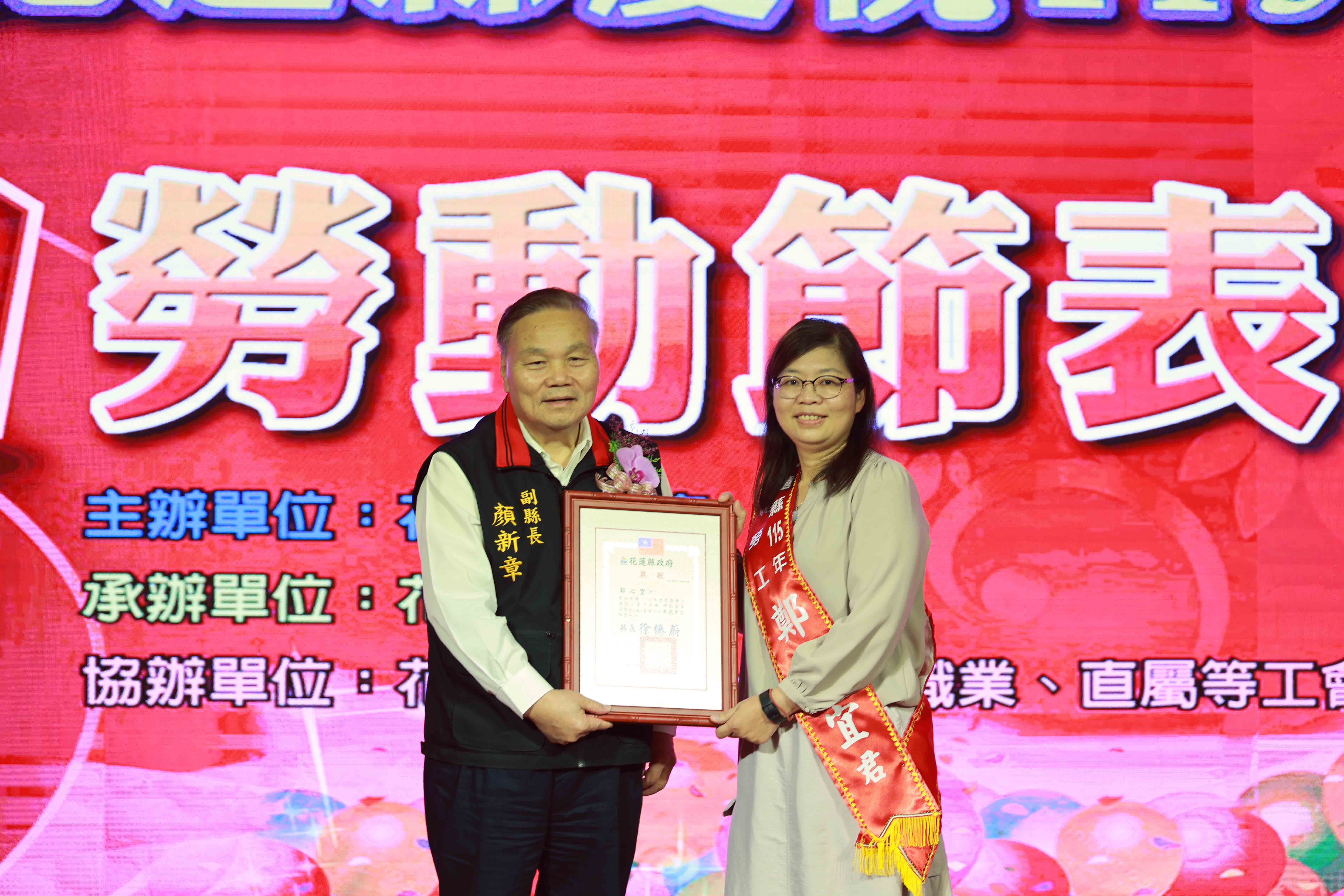 個案管理師鄭心宜長期深耕東部結核病防治工作,協助花蓮縣結核病發生率下降近五成,治療成功率達八成,高於國際標準,並分享台灣成功經驗,促進公共衛生不遺餘力。