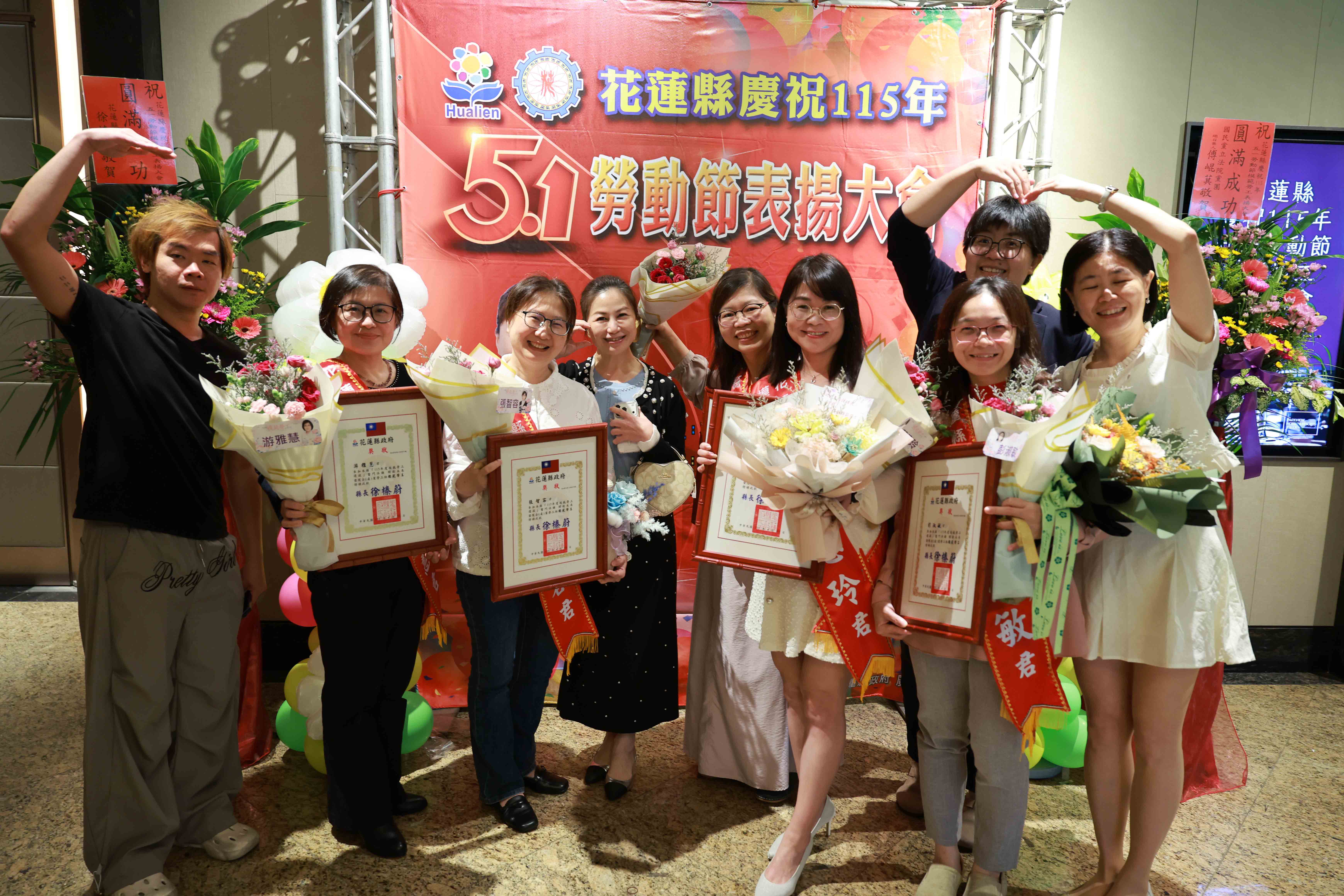 花蓮慈院護理部五位護理師當選為2026年模範勞工,護理部主任鍾惠君(左四)帶領主管到場獻花感謝同仁的付出,並誓言共同將這份無盡的護理之愛獻給東部。
