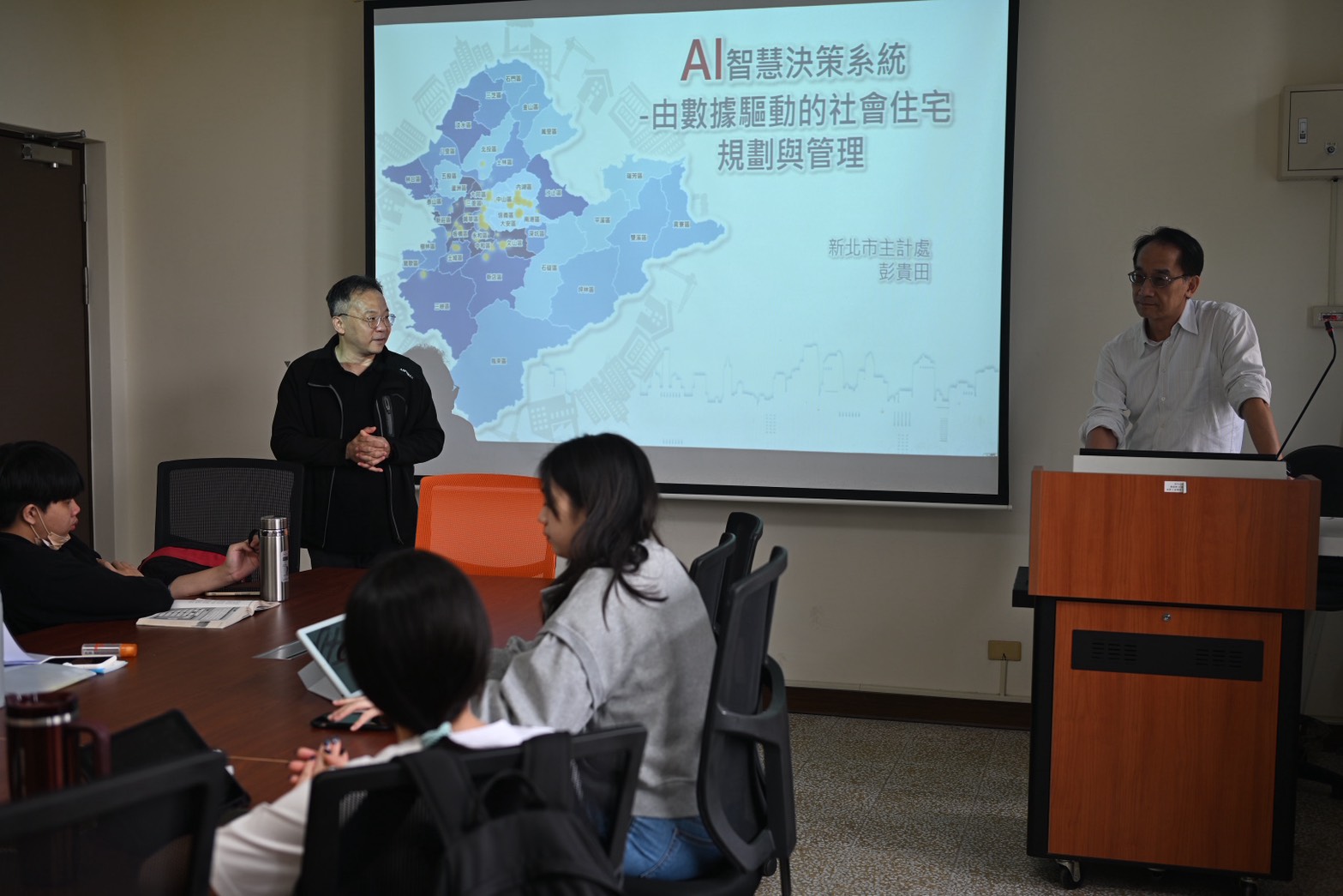 新北市政府主計處於中央大學演講AI應用得獎案例-新北主計處提供。