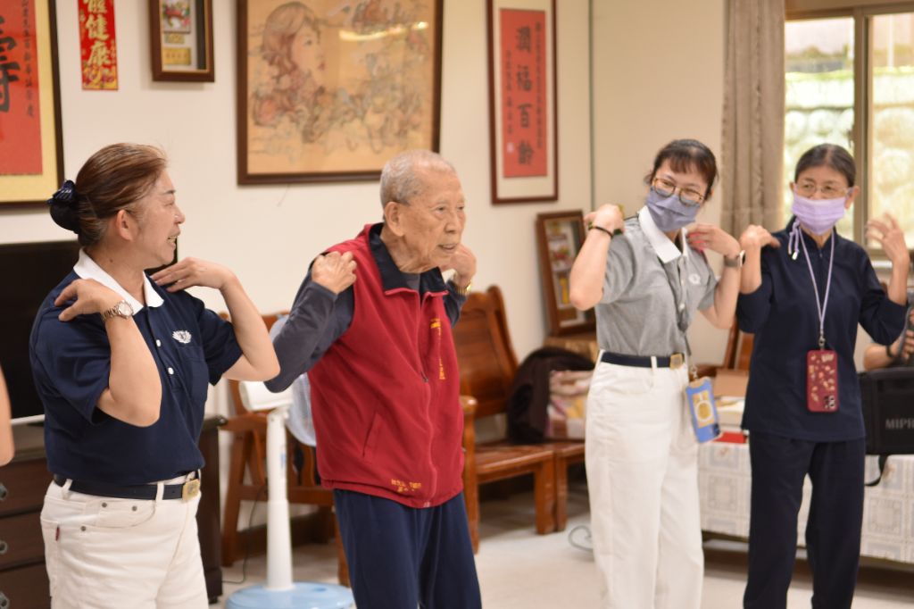 九十二歲的王漢忠爺爺跟著志工一起比手語〈我們都是一家人〉,他說:上臺的目的是希望讓大家開心;讓大家娛樂一下,看大家快樂,我也會覺得很高興。