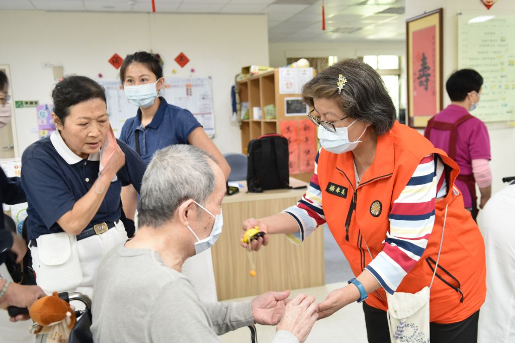 榮民之家聯絡窗口楊奉美護理師(右一)感謝慈濟志工來訪,提供長者更多元的刺激。